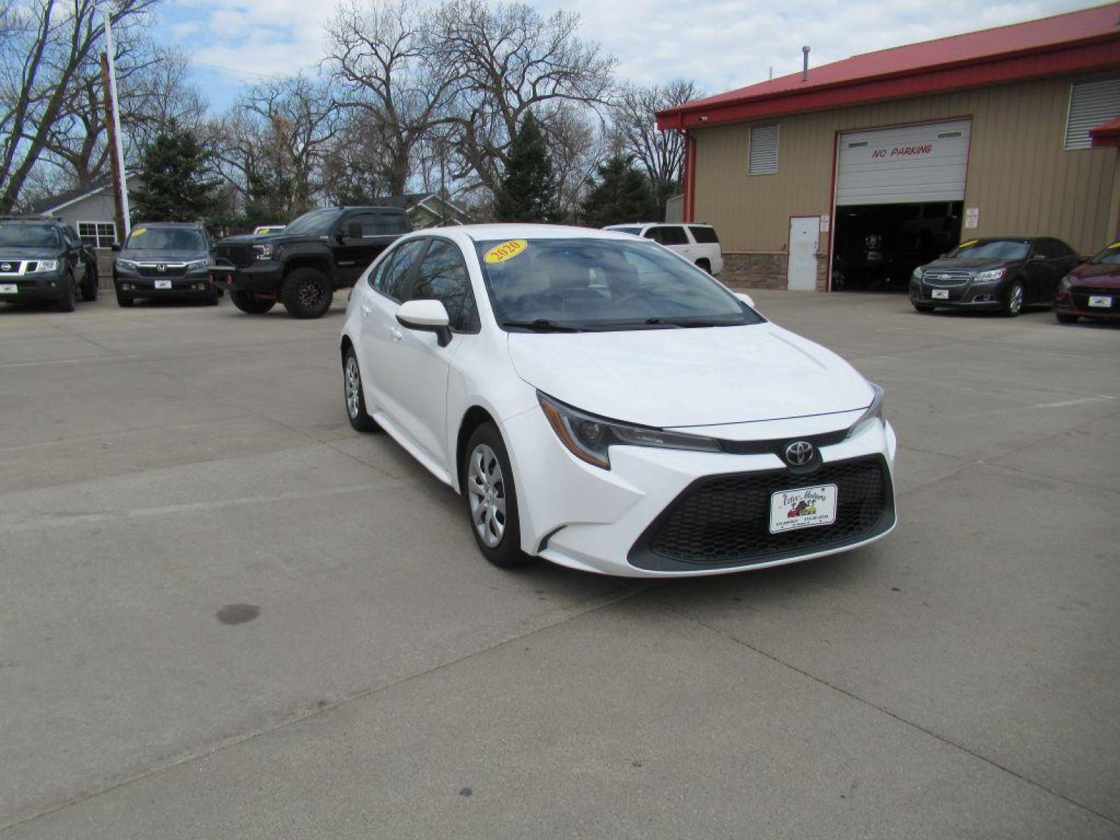2020 WHITE TOYOTA COROLLA LE (5YFEPRAE7LP) with an 1.8L engine, Continuously Variable transmission, located at 908 SE 14th Street, Des Moines, IA, 50317, (515) 281-0330, 41.580303, -93.597046 - Photo #2