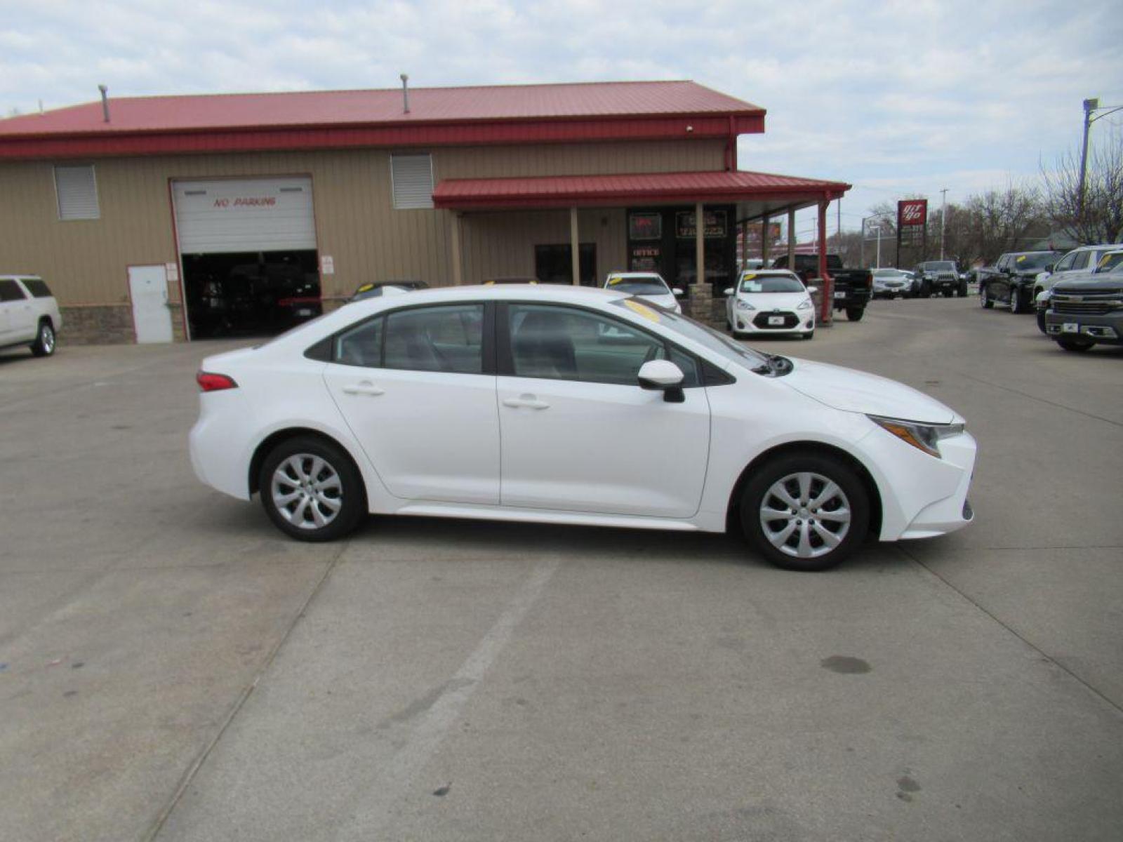 2020 WHITE TOYOTA COROLLA LE (5YFEPRAE7LP) with an 1.8L engine, Continuously Variable transmission, located at 908 SE 14th Street, Des Moines, IA, 50317, (515) 281-0330, 41.580303, -93.597046 - Photo #3