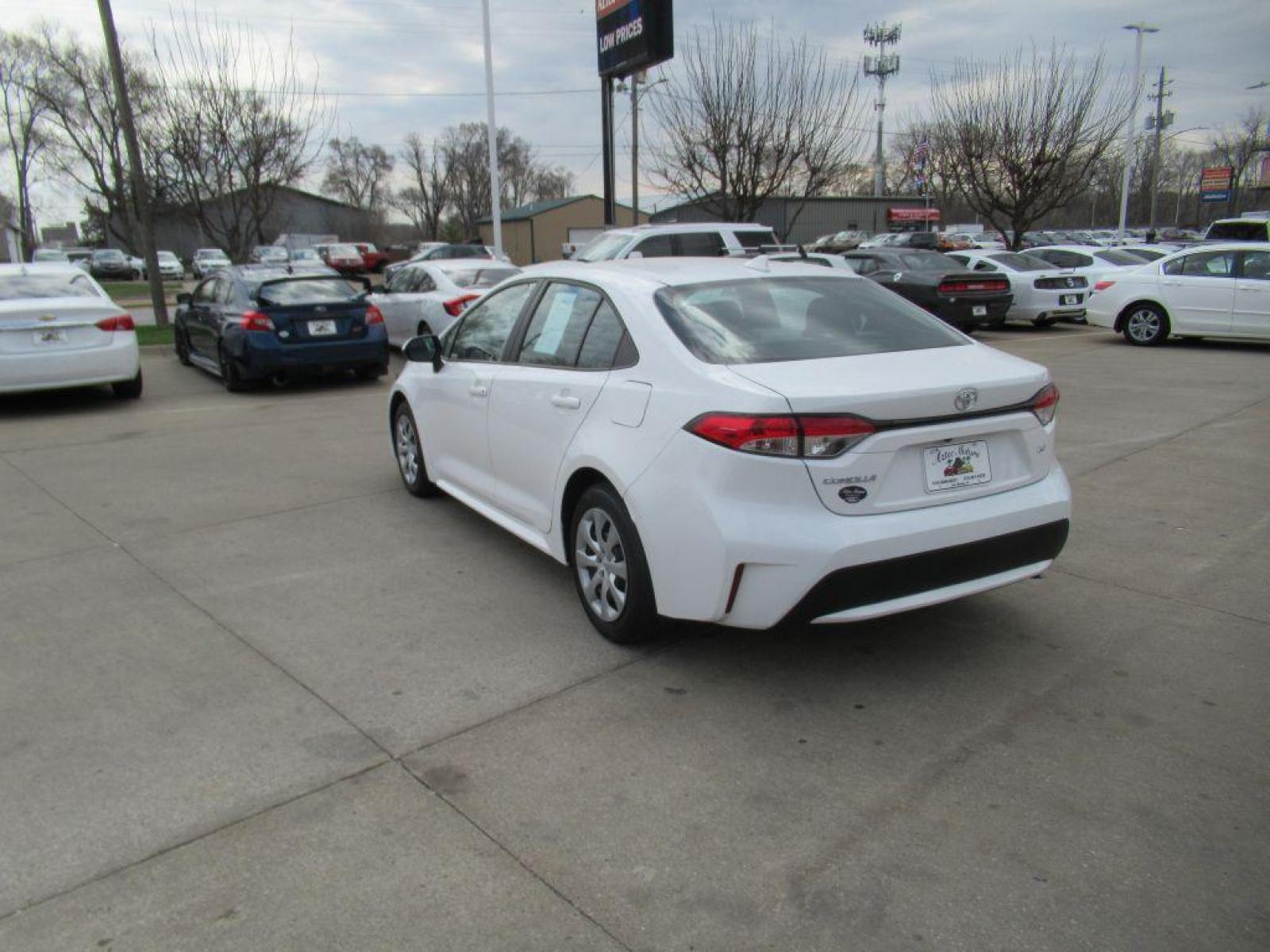 2020 WHITE TOYOTA COROLLA LE (5YFEPRAE7LP) with an 1.8L engine, Continuously Variable transmission, located at 908 SE 14th Street, Des Moines, IA, 50317, (515) 281-0330, 41.580303, -93.597046 - Photo #6