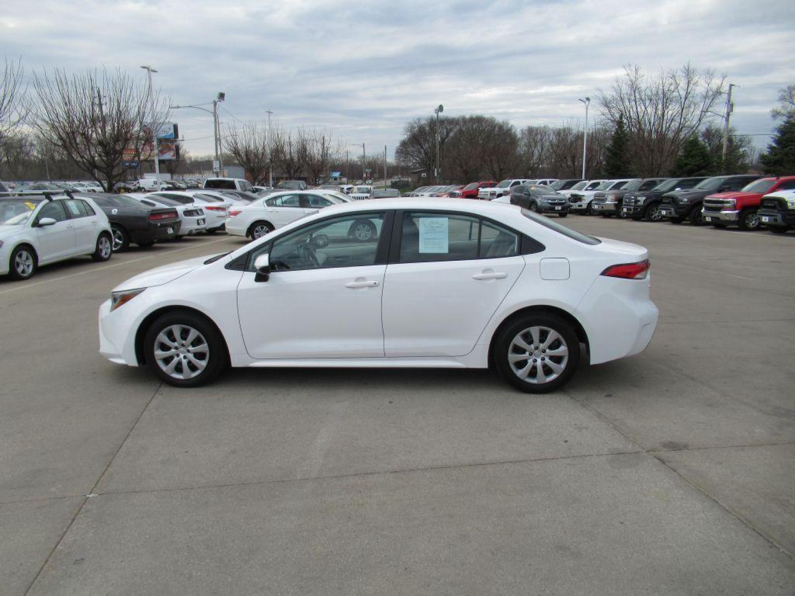 2020 WHITE TOYOTA COROLLA LE (5YFEPRAE7LP) with an 1.8L engine, Continuously Variable transmission, located at 908 SE 14th Street, Des Moines, IA, 50317, (515) 281-0330, 41.580303, -93.597046 - Photo #7