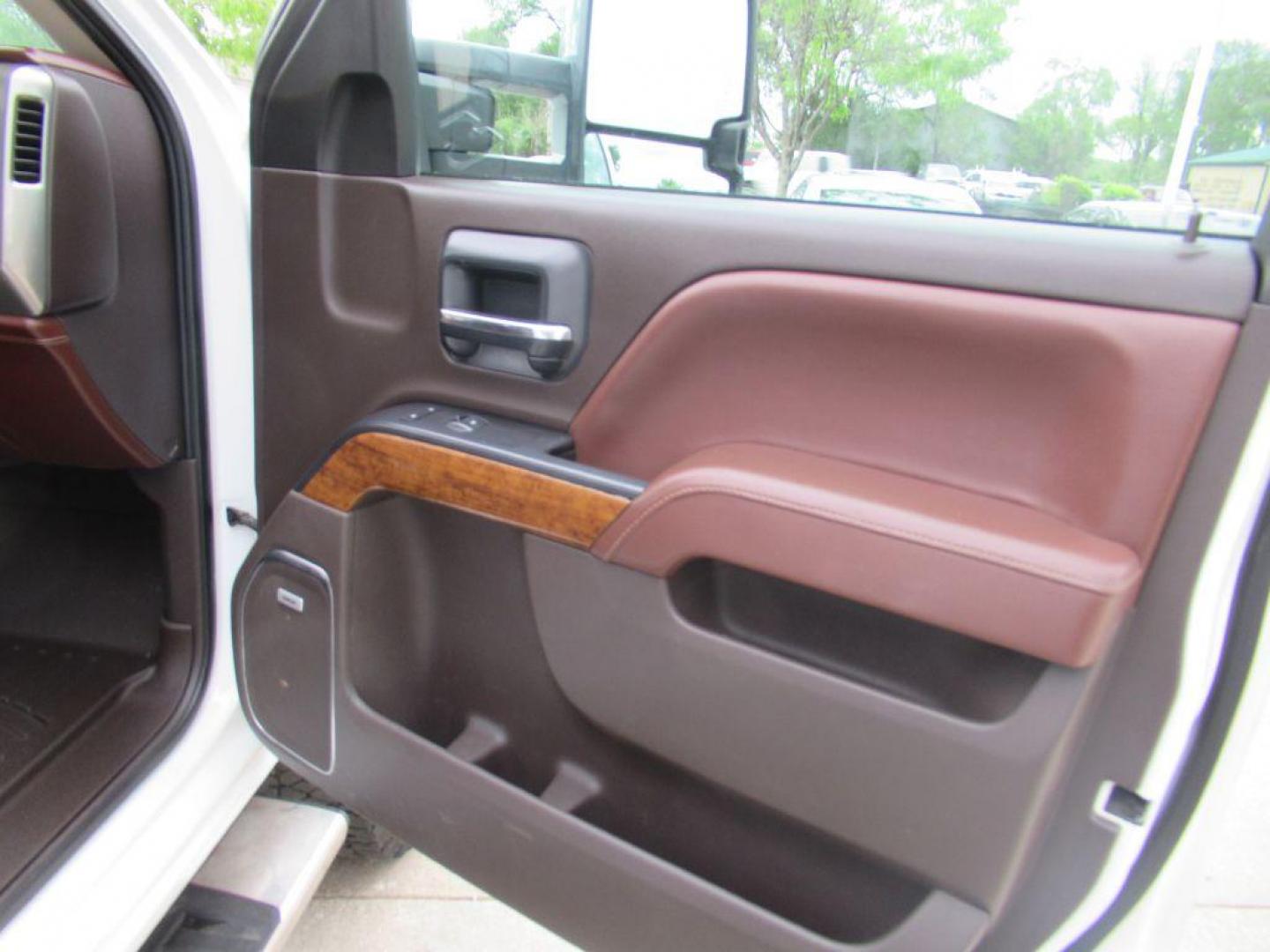 2015 WHITE CHEVROLET SILVERADO 2500 HIGH COUNTRY (1GC1KXE89FF) with an 6.6L engine, Automatic transmission, located at 908 SE 14th Street, Des Moines, IA, 50317, (515) 281-0330, 41.580303, -93.597046 - Photo#12