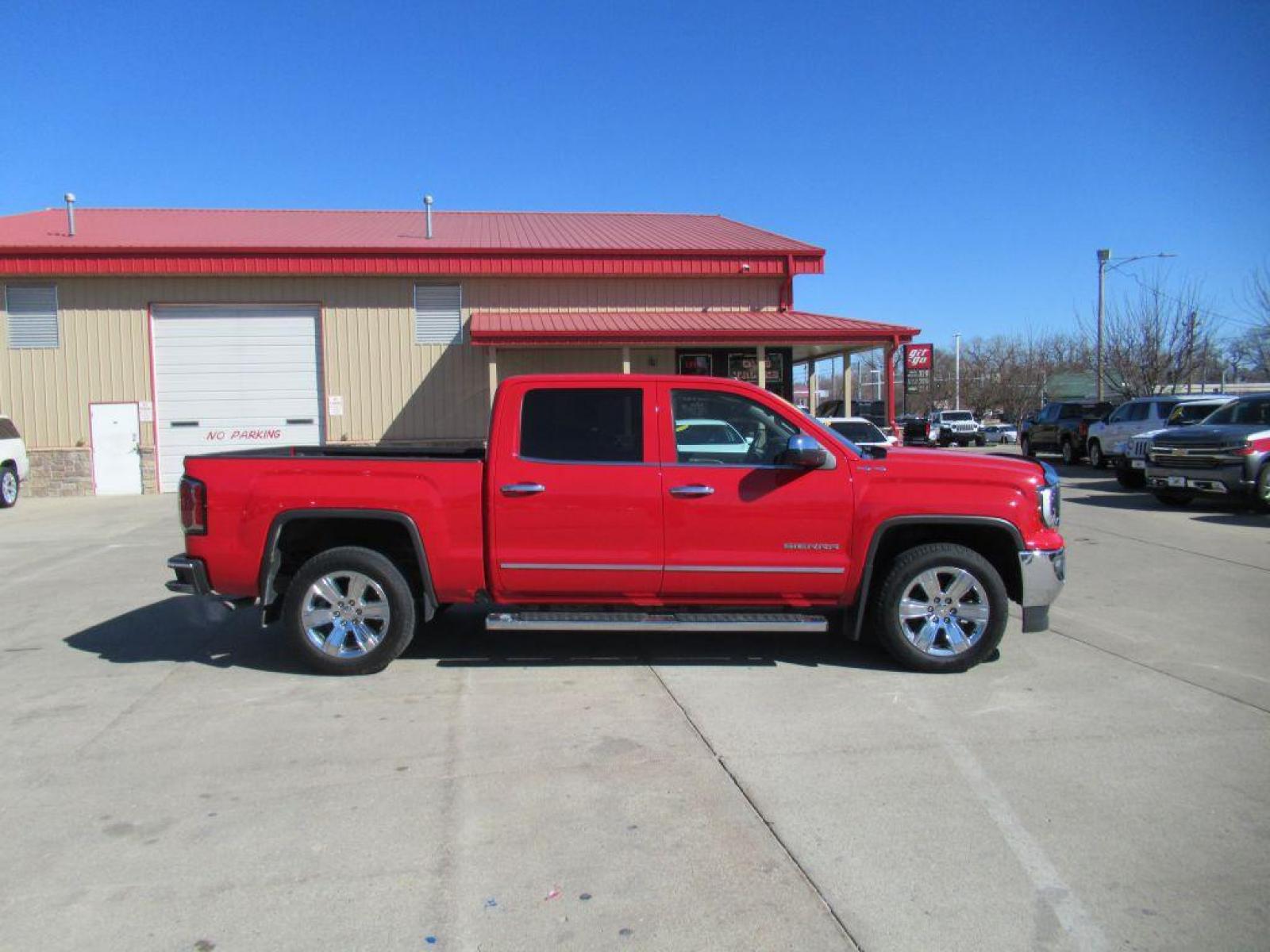 2017 RED GMC SIERRA 1500 SLT (3GTU2NECXHG) with an 5.3L engine, Automatic transmission, located at 908 SE 14th Street, Des Moines, IA, 50317, (515) 281-0330, 41.580303, -93.597046 - Photo #3