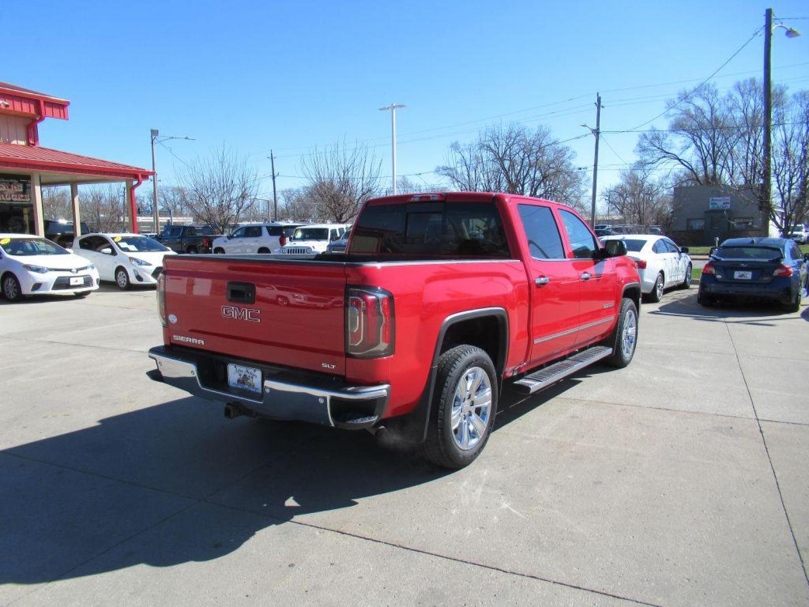 2017 RED GMC SIERRA 1500 SLT (3GTU2NECXHG) with an 5.3L engine, Automatic transmission, located at 908 SE 14th Street, Des Moines, IA, 50317, (515) 281-0330, 41.580303, -93.597046 - Photo #4