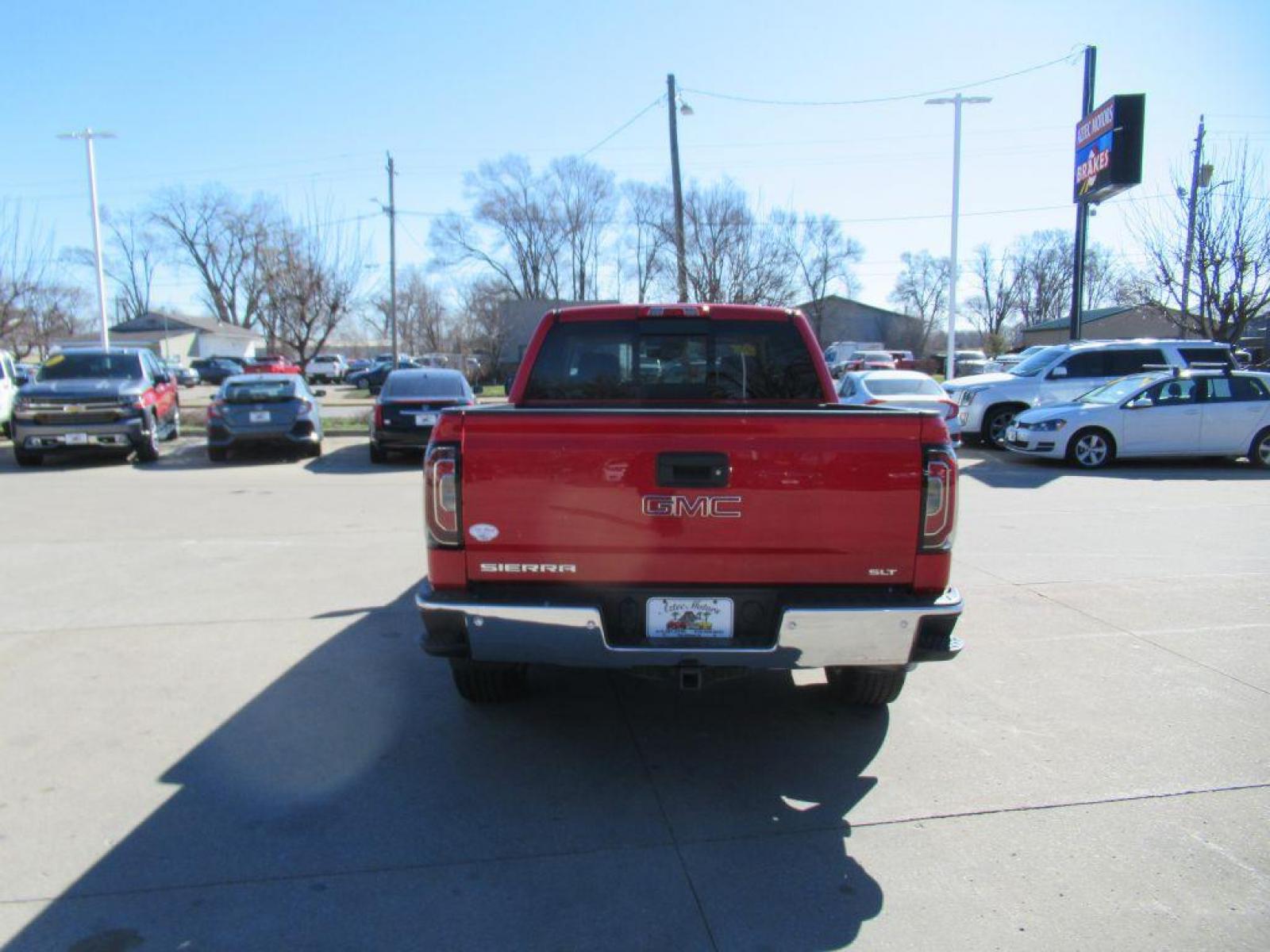 2017 RED GMC SIERRA 1500 SLT (3GTU2NECXHG) with an 5.3L engine, Automatic transmission, located at 908 SE 14th Street, Des Moines, IA, 50317, (515) 281-0330, 41.580303, -93.597046 - Photo #5