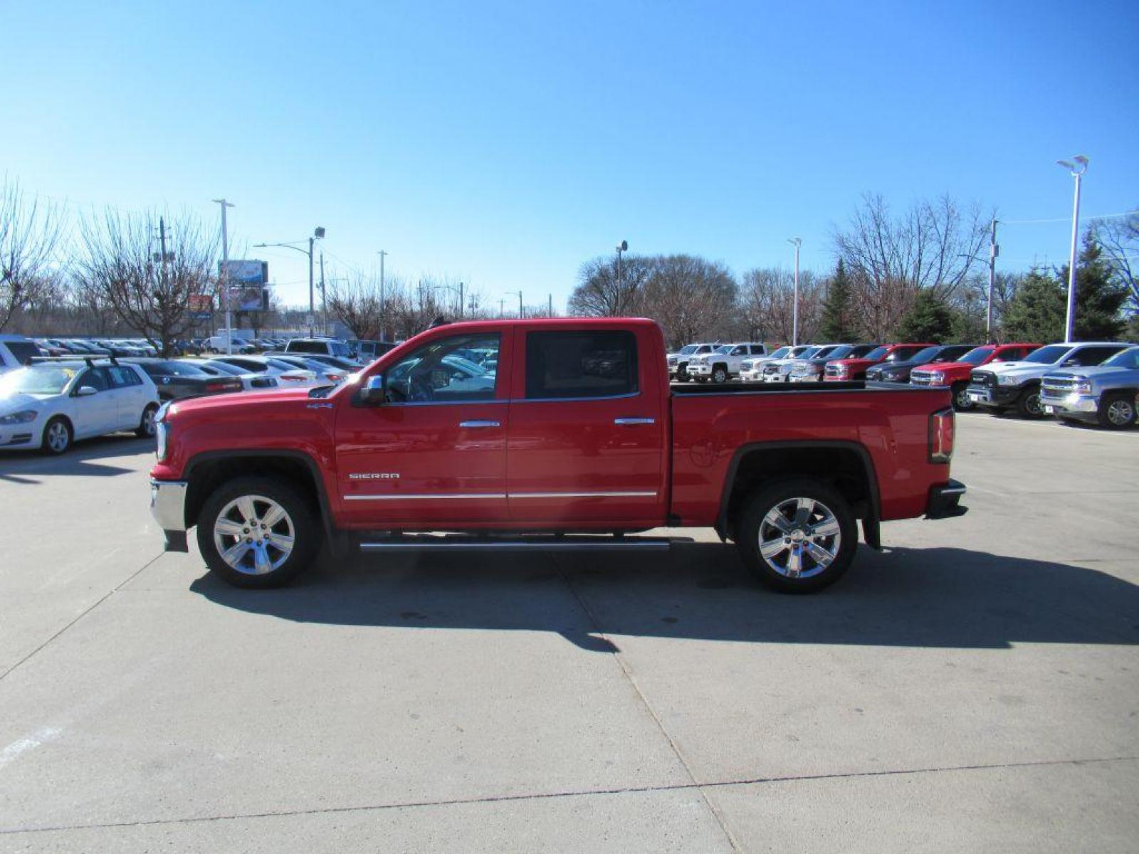2017 RED GMC SIERRA 1500 SLT (3GTU2NECXHG) with an 5.3L engine, Automatic transmission, located at 908 SE 14th Street, Des Moines, IA, 50317, (515) 281-0330, 41.580303, -93.597046 - Photo #7