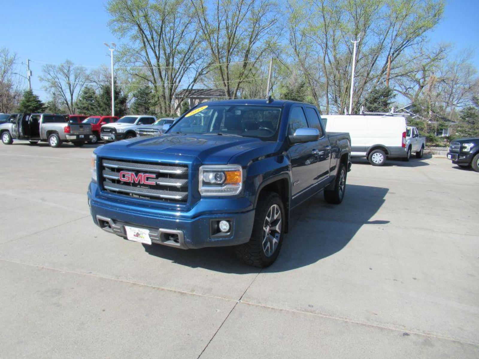 2015 BLUE GMC SIERRA DOUBLE CAB SLT (1GTV2VEC0FZ) with an 5.3L engine, Automatic transmission, located at 908 SE 14th Street, Des Moines, IA, 50317, (515) 281-0330, 41.580303, -93.597046 - Photo #0