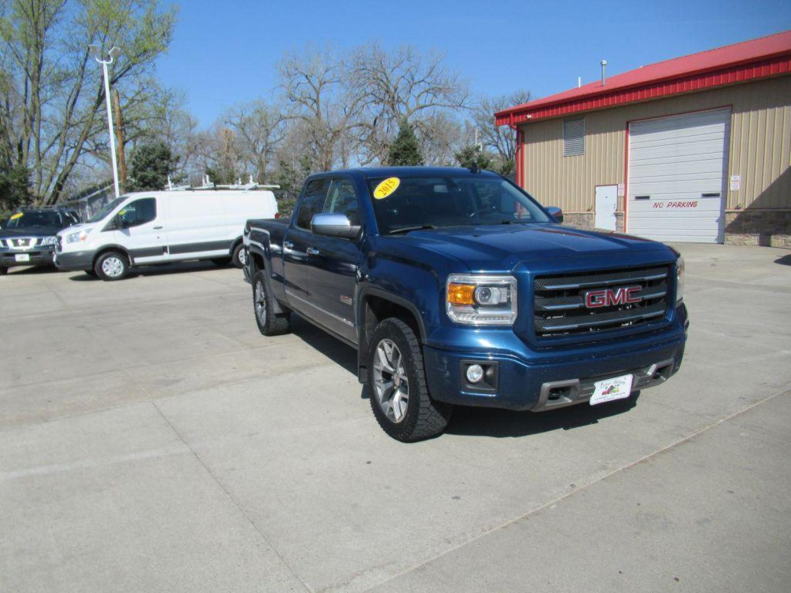 2015 BLUE GMC SIERRA DOUBLE CAB SLT (1GTV2VEC0FZ) with an 5.3L engine, Automatic transmission, located at 908 SE 14th Street, Des Moines, IA, 50317, (515) 281-0330, 41.580303, -93.597046 - Photo #2