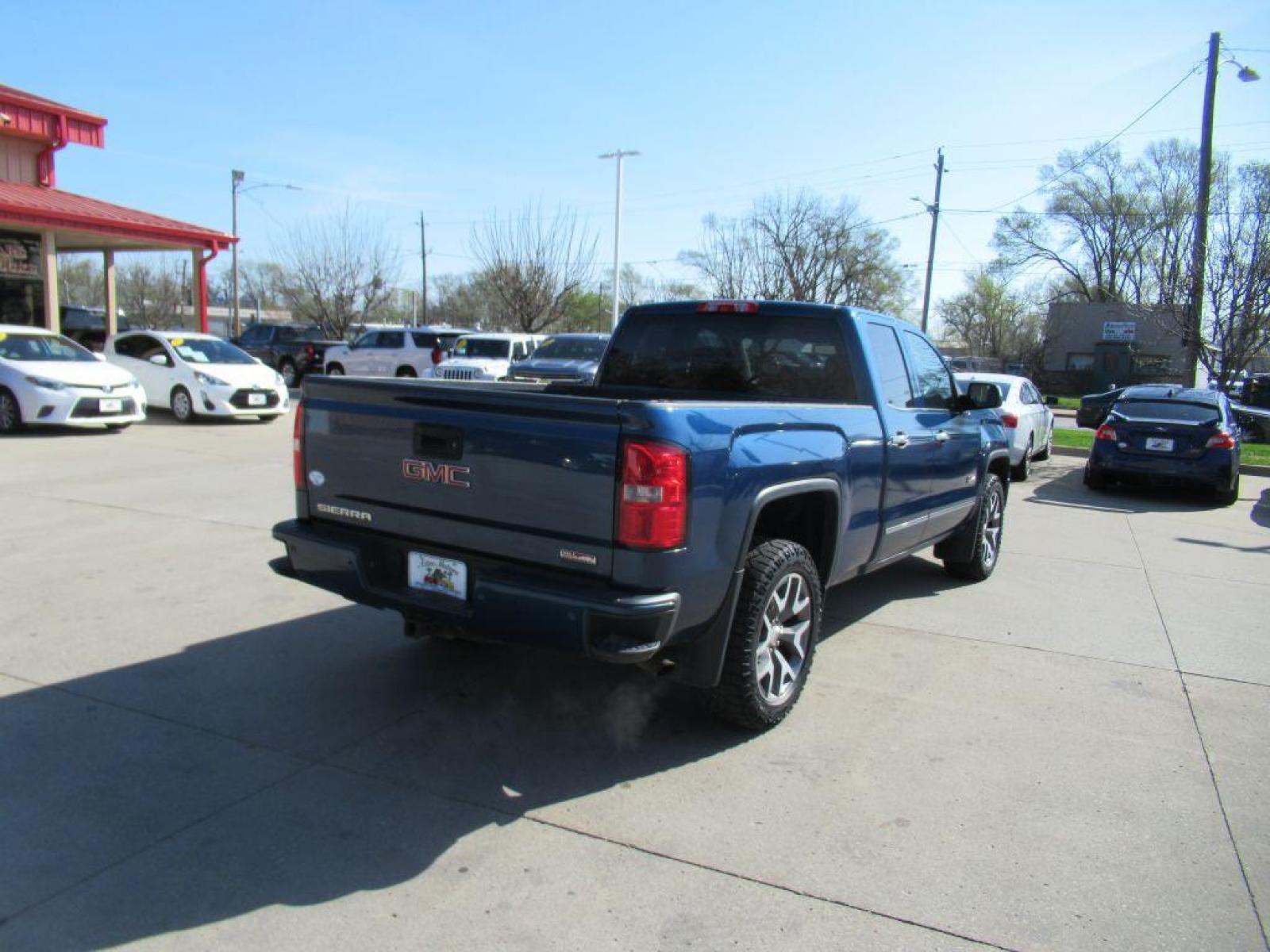 2015 BLUE GMC SIERRA DOUBLE CAB SLT (1GTV2VEC0FZ) with an 5.3L engine, Automatic transmission, located at 908 SE 14th Street, Des Moines, IA, 50317, (515) 281-0330, 41.580303, -93.597046 - Photo #4