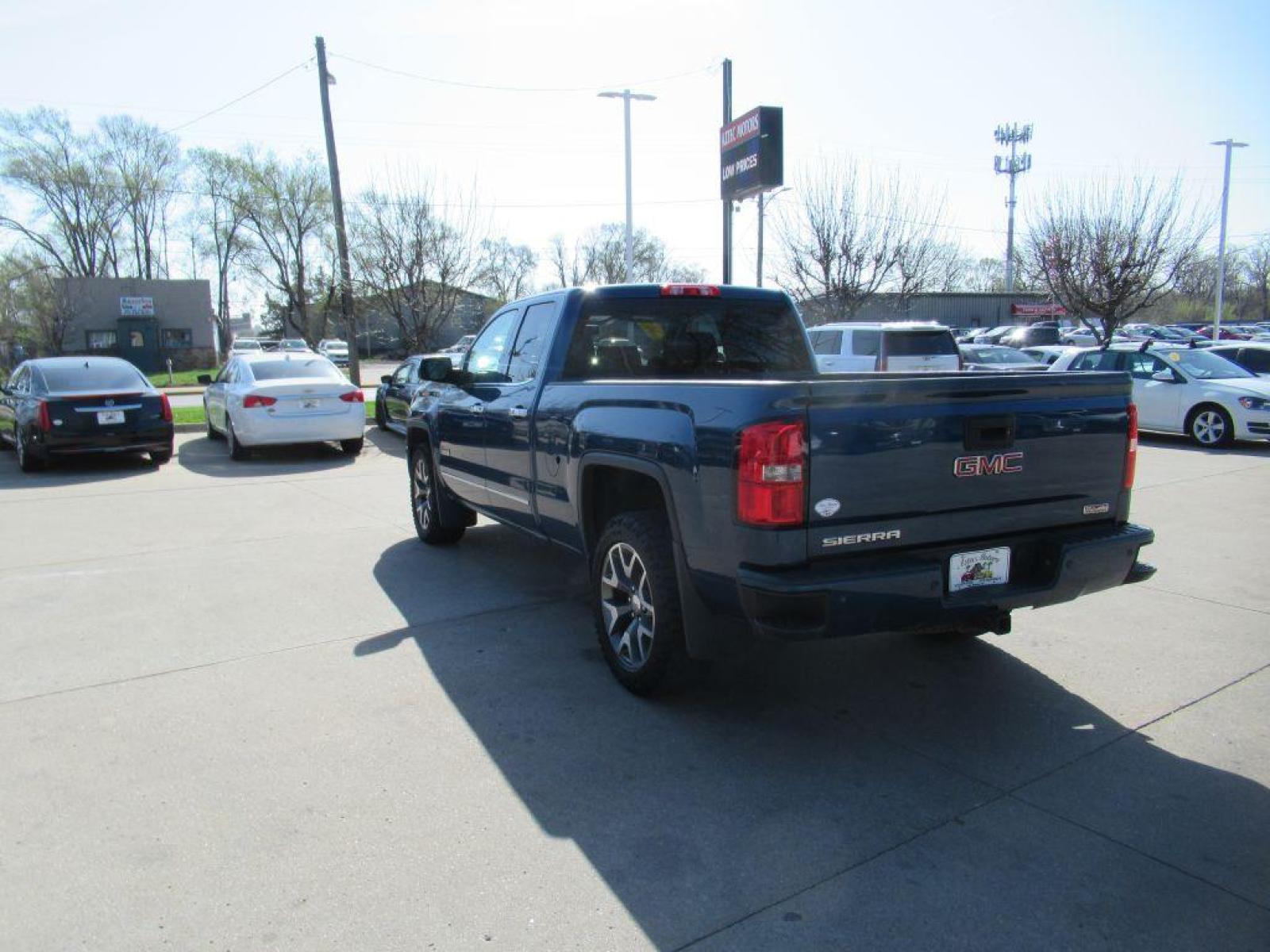 2015 BLUE GMC SIERRA DOUBLE CAB SLT (1GTV2VEC0FZ) with an 5.3L engine, Automatic transmission, located at 908 SE 14th Street, Des Moines, IA, 50317, (515) 281-0330, 41.580303, -93.597046 - Photo #6