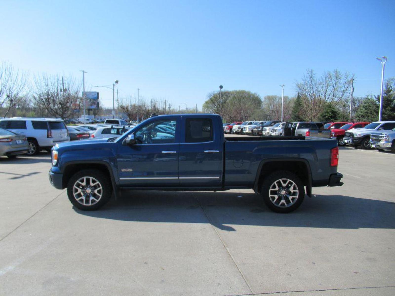 2015 BLUE GMC SIERRA DOUBLE CAB SLT (1GTV2VEC0FZ) with an 5.3L engine, Automatic transmission, located at 908 SE 14th Street, Des Moines, IA, 50317, (515) 281-0330, 41.580303, -93.597046 - Photo #7