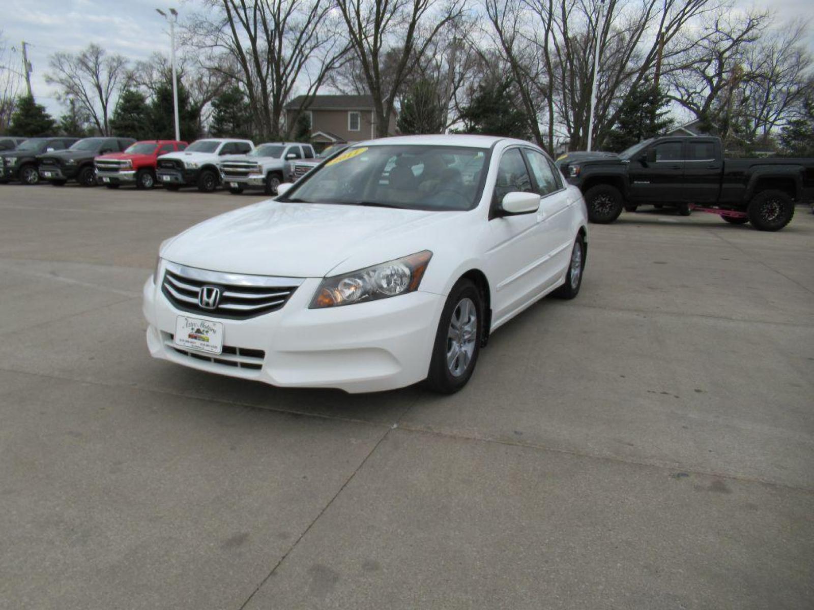 2011 WHITE HONDA ACCORD SE (1HGCP2F67BA) with an 2.4L engine, Automatic transmission, located at 908 SE 14th Street, Des Moines, IA, 50317, (515) 281-0330, 41.580303, -93.597046 - Photo #0