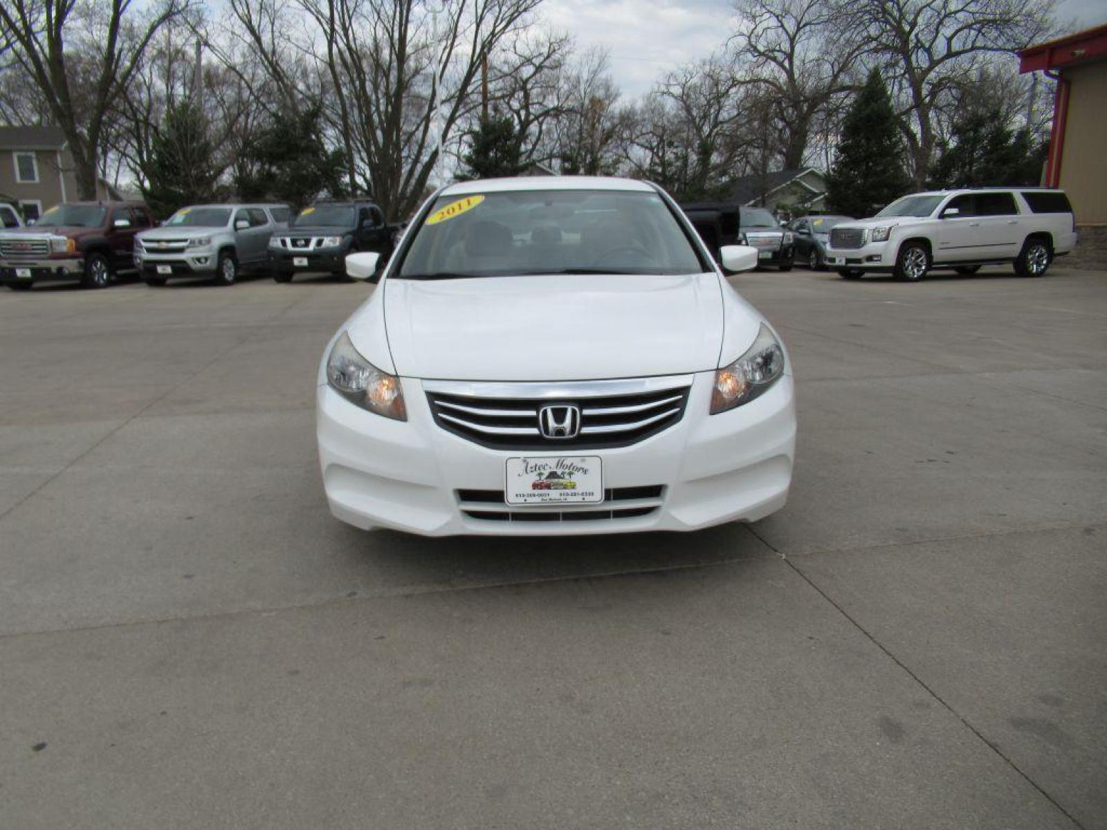 2011 WHITE HONDA ACCORD SE (1HGCP2F67BA) with an 2.4L engine, Automatic transmission, located at 908 SE 14th Street, Des Moines, IA, 50317, (515) 281-0330, 41.580303, -93.597046 - Photo #1