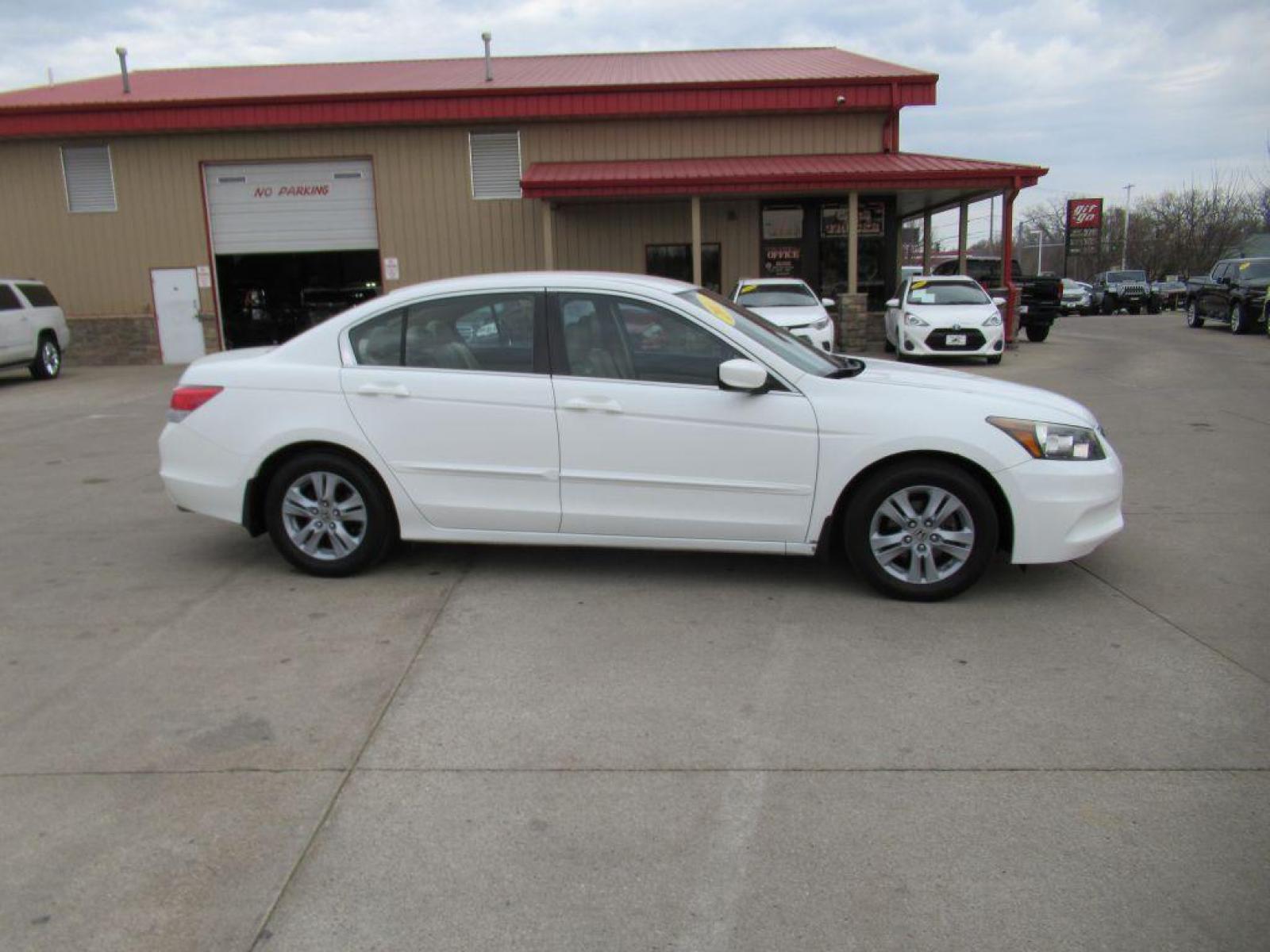 2011 WHITE HONDA ACCORD SE (1HGCP2F67BA) with an 2.4L engine, Automatic transmission, located at 908 SE 14th Street, Des Moines, IA, 50317, (515) 281-0330, 41.580303, -93.597046 - Photo #3