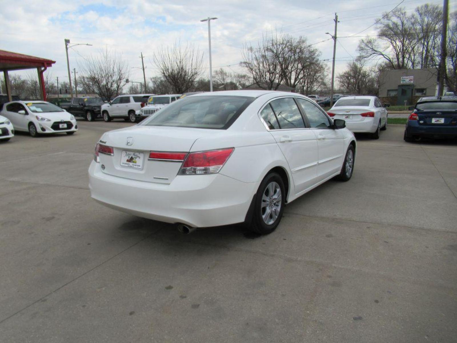 2011 WHITE HONDA ACCORD SE (1HGCP2F67BA) with an 2.4L engine, Automatic transmission, located at 908 SE 14th Street, Des Moines, IA, 50317, (515) 281-0330, 41.580303, -93.597046 - Photo #4