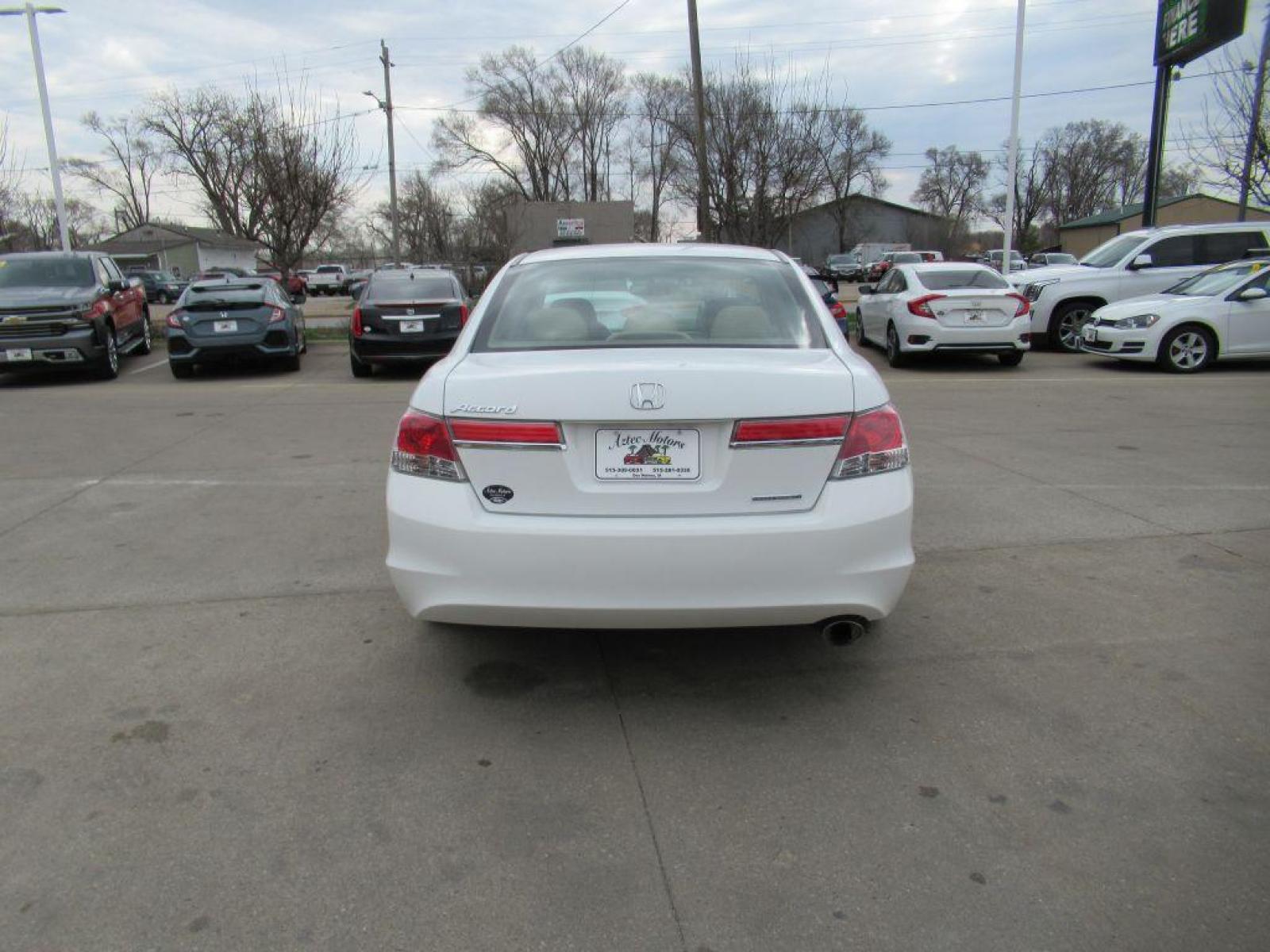 2011 WHITE HONDA ACCORD SE (1HGCP2F67BA) with an 2.4L engine, Automatic transmission, located at 908 SE 14th Street, Des Moines, IA, 50317, (515) 281-0330, 41.580303, -93.597046 - Photo #5