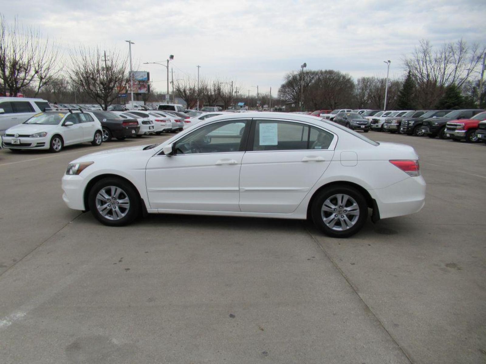 2011 WHITE HONDA ACCORD SE (1HGCP2F67BA) with an 2.4L engine, Automatic transmission, located at 908 SE 14th Street, Des Moines, IA, 50317, (515) 281-0330, 41.580303, -93.597046 - Photo #7