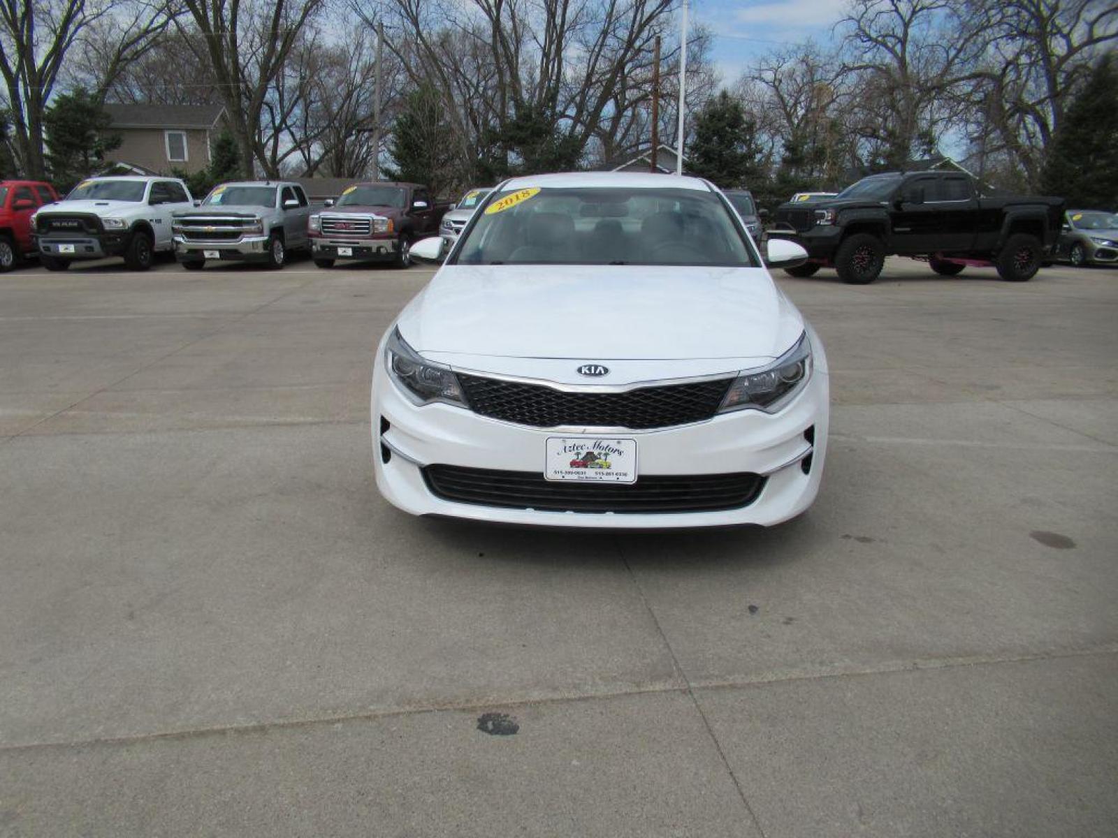 2018 WHITE KIA OPTIMA LX (5XXGT4L34JG) with an 2.4L engine, Automatic transmission, located at 908 SE 14th Street, Des Moines, IA, 50317, (515) 281-0330, 41.580303, -93.597046 - Photo #1