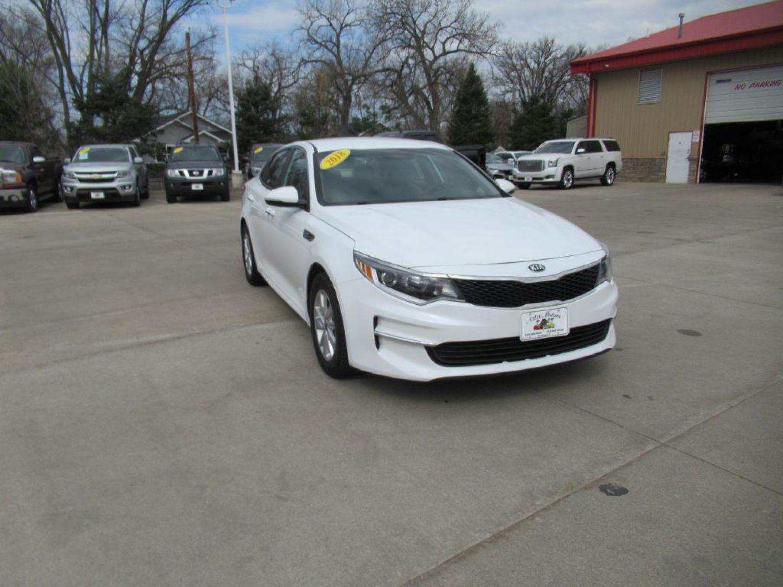 2018 WHITE KIA OPTIMA LX (5XXGT4L34JG) with an 2.4L engine, Automatic transmission, located at 908 SE 14th Street, Des Moines, IA, 50317, (515) 281-0330, 41.580303, -93.597046 - Photo #2