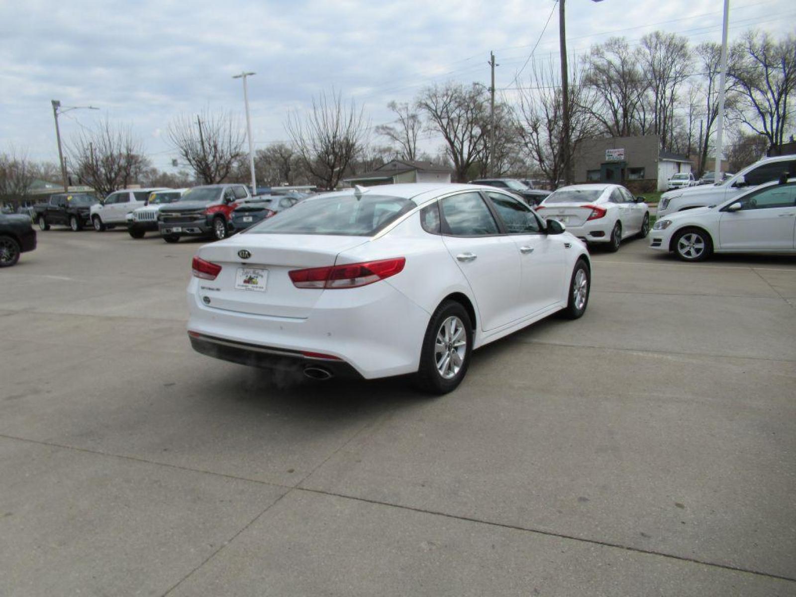 2018 WHITE KIA OPTIMA LX (5XXGT4L34JG) with an 2.4L engine, Automatic transmission, located at 908 SE 14th Street, Des Moines, IA, 50317, (515) 281-0330, 41.580303, -93.597046 - Photo #4