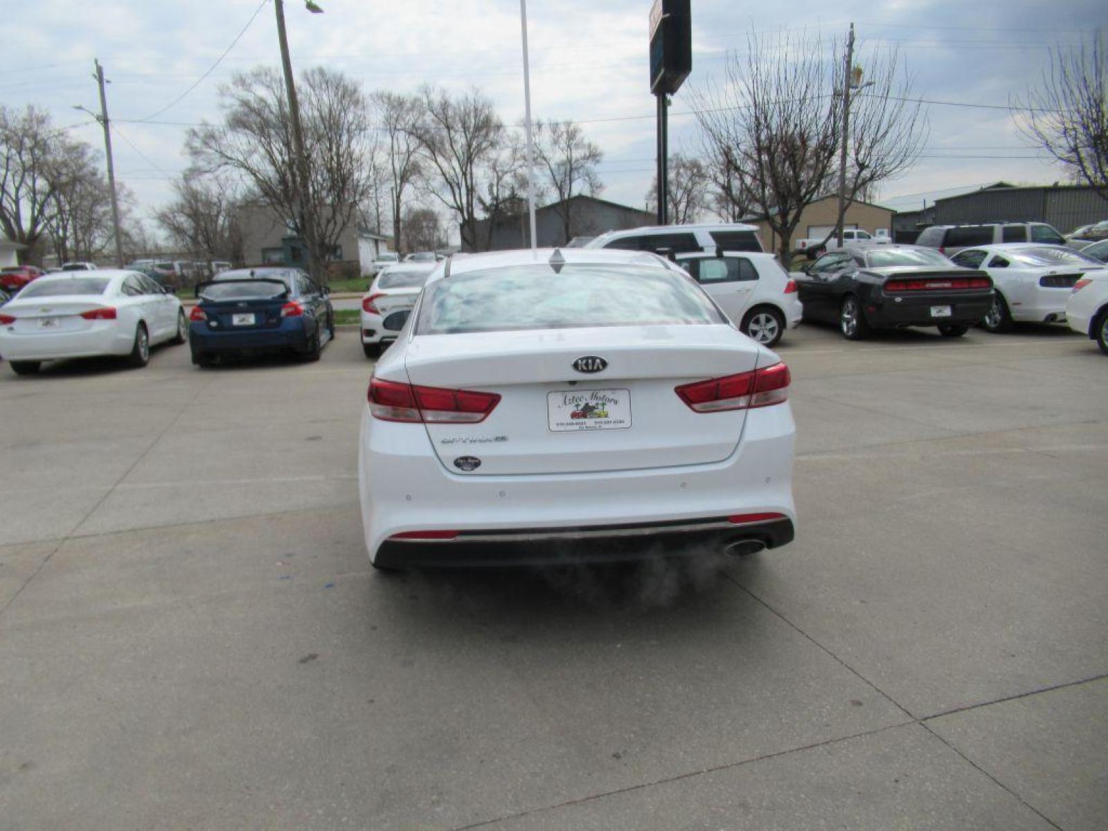 2018 WHITE KIA OPTIMA LX (5XXGT4L34JG) with an 2.4L engine, Automatic transmission, located at 908 SE 14th Street, Des Moines, IA, 50317, (515) 281-0330, 41.580303, -93.597046 - Photo #5