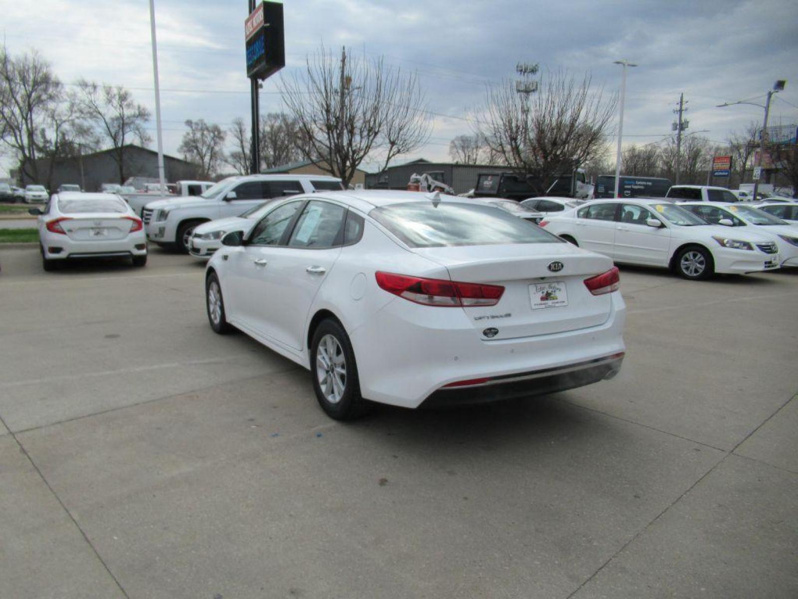 2018 WHITE KIA OPTIMA LX (5XXGT4L34JG) with an 2.4L engine, Automatic transmission, located at 908 SE 14th Street, Des Moines, IA, 50317, (515) 281-0330, 41.580303, -93.597046 - Photo #6
