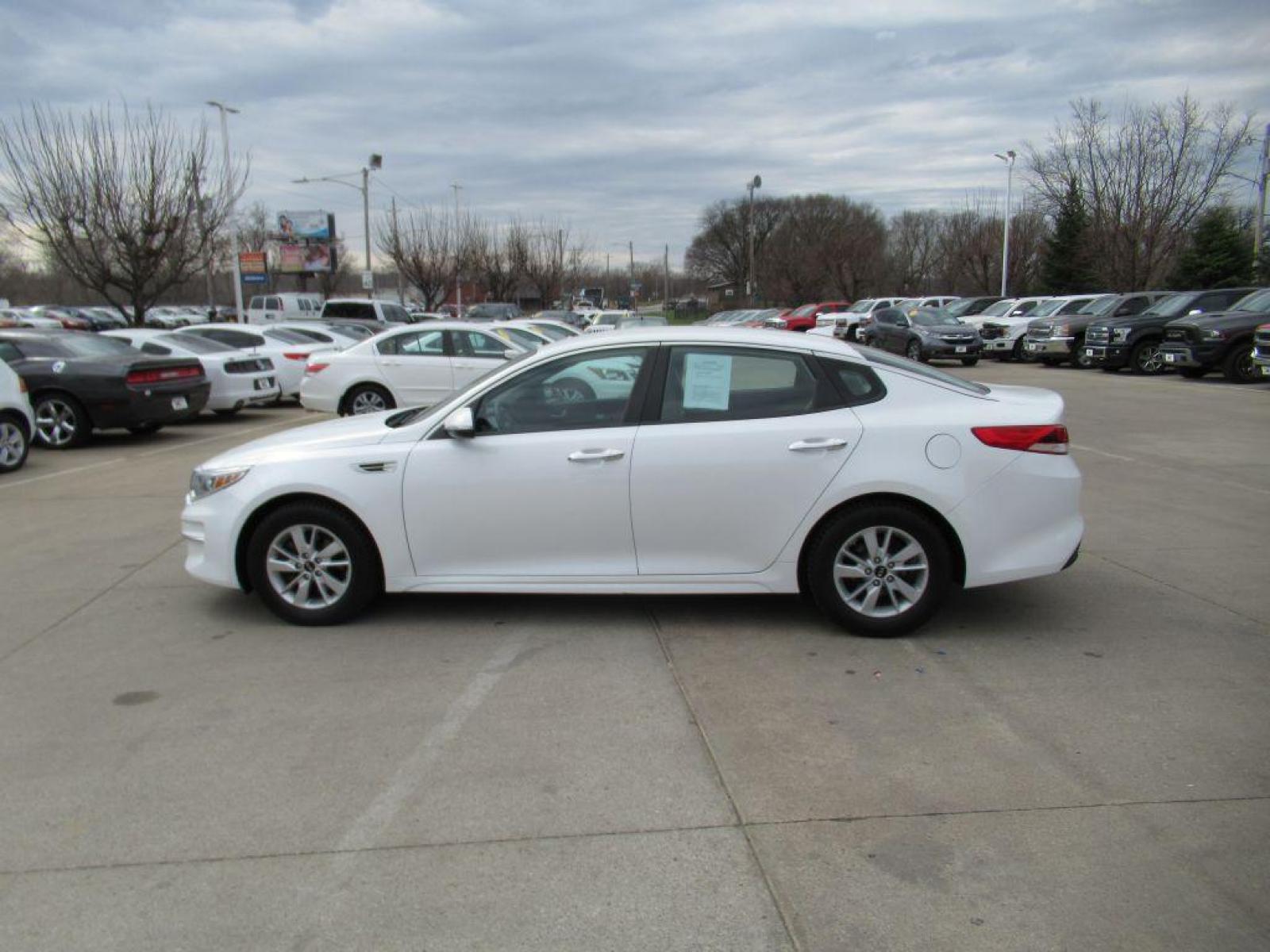 2018 WHITE KIA OPTIMA LX (5XXGT4L34JG) with an 2.4L engine, Automatic transmission, located at 908 SE 14th Street, Des Moines, IA, 50317, (515) 281-0330, 41.580303, -93.597046 - Photo #7