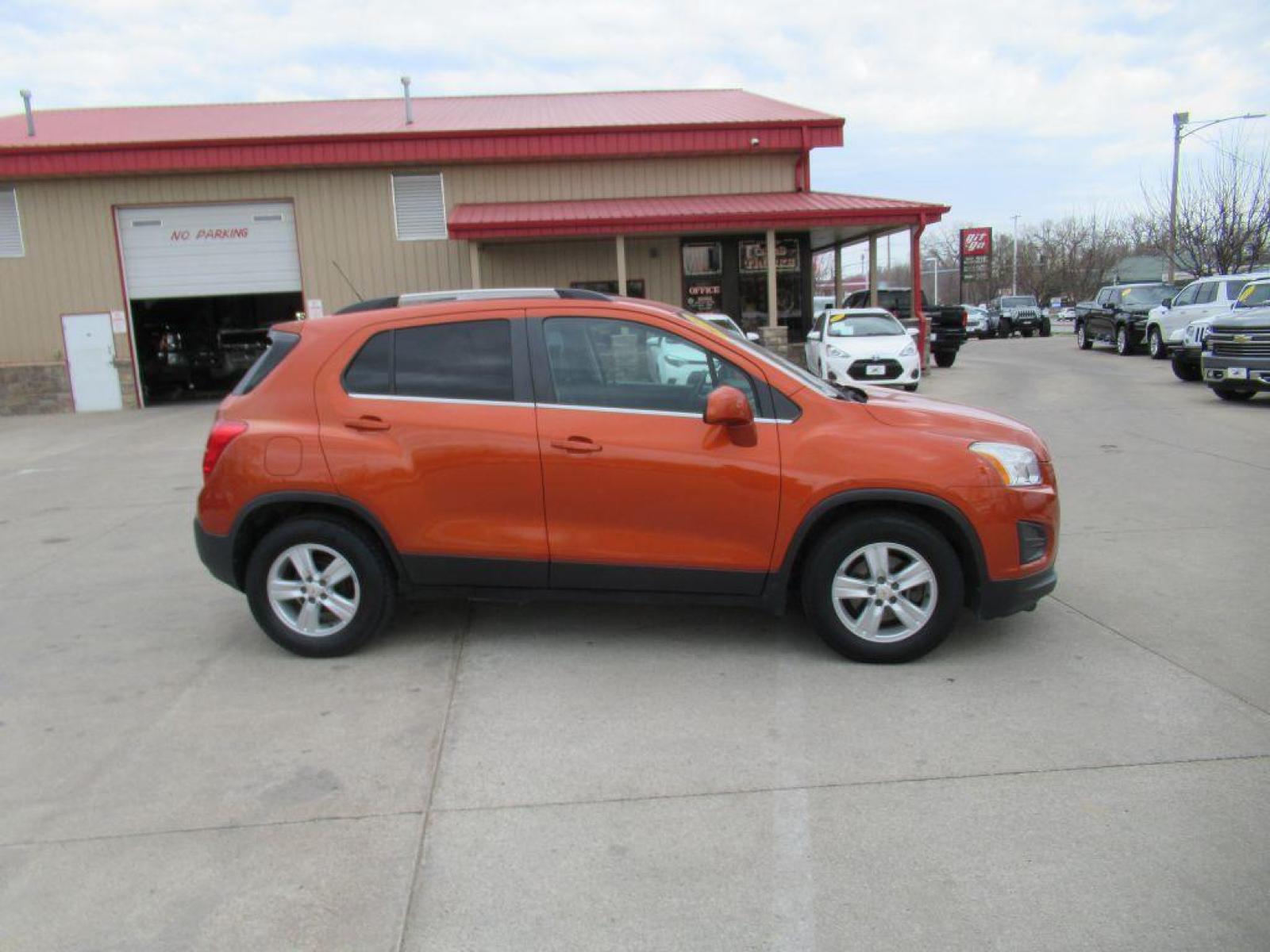 2015 ORANGE CHEVROLET TRAX 1LT (KL7CJLSB1FB) with an 1.4L engine, Automatic transmission, located at 908 SE 14th Street, Des Moines, IA, 50317, (515) 281-0330, 41.580303, -93.597046 - Photo #3