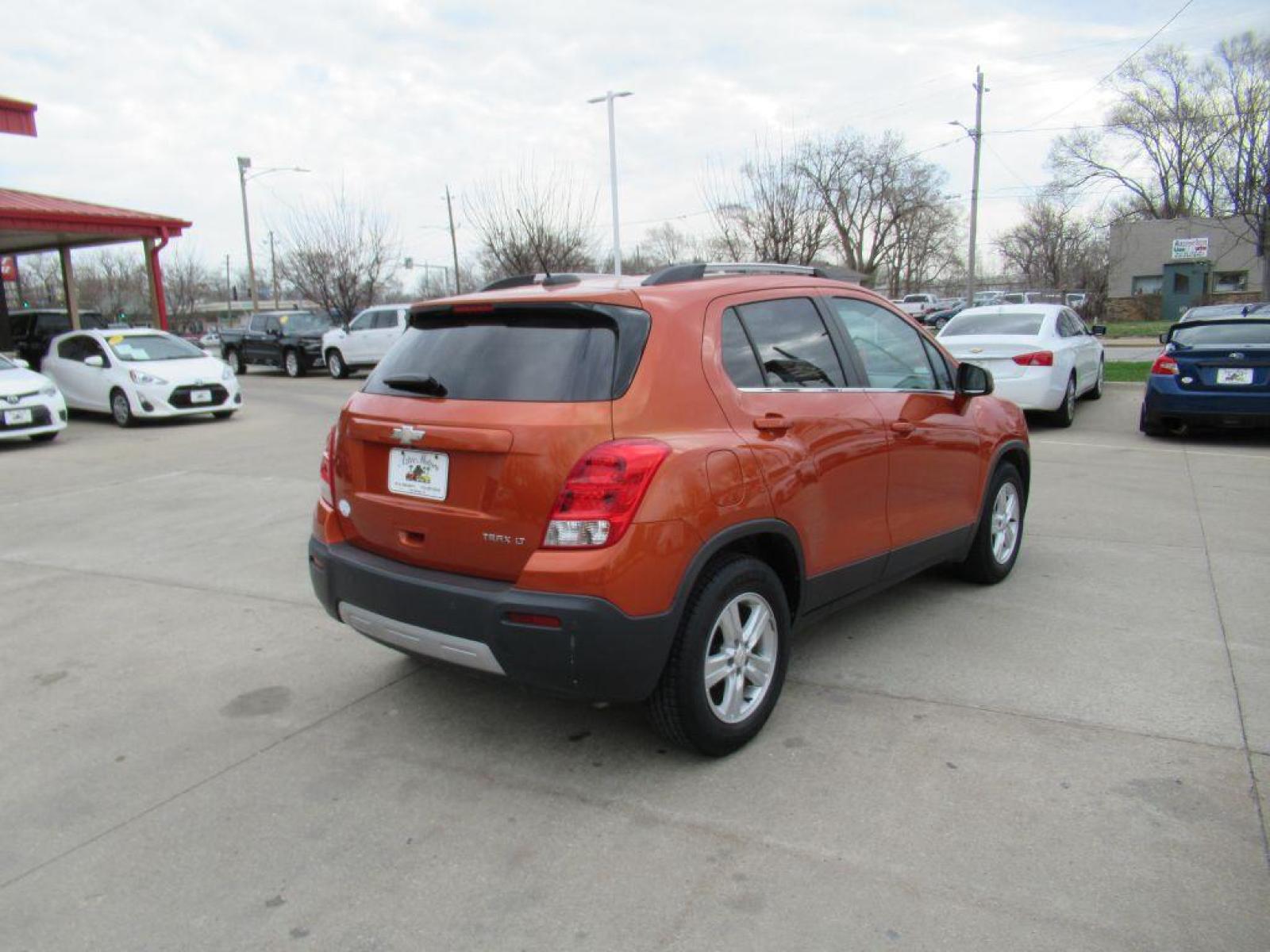 2015 ORANGE CHEVROLET TRAX 1LT (KL7CJLSB1FB) with an 1.4L engine, Automatic transmission, located at 908 SE 14th Street, Des Moines, IA, 50317, (515) 281-0330, 41.580303, -93.597046 - Photo #4