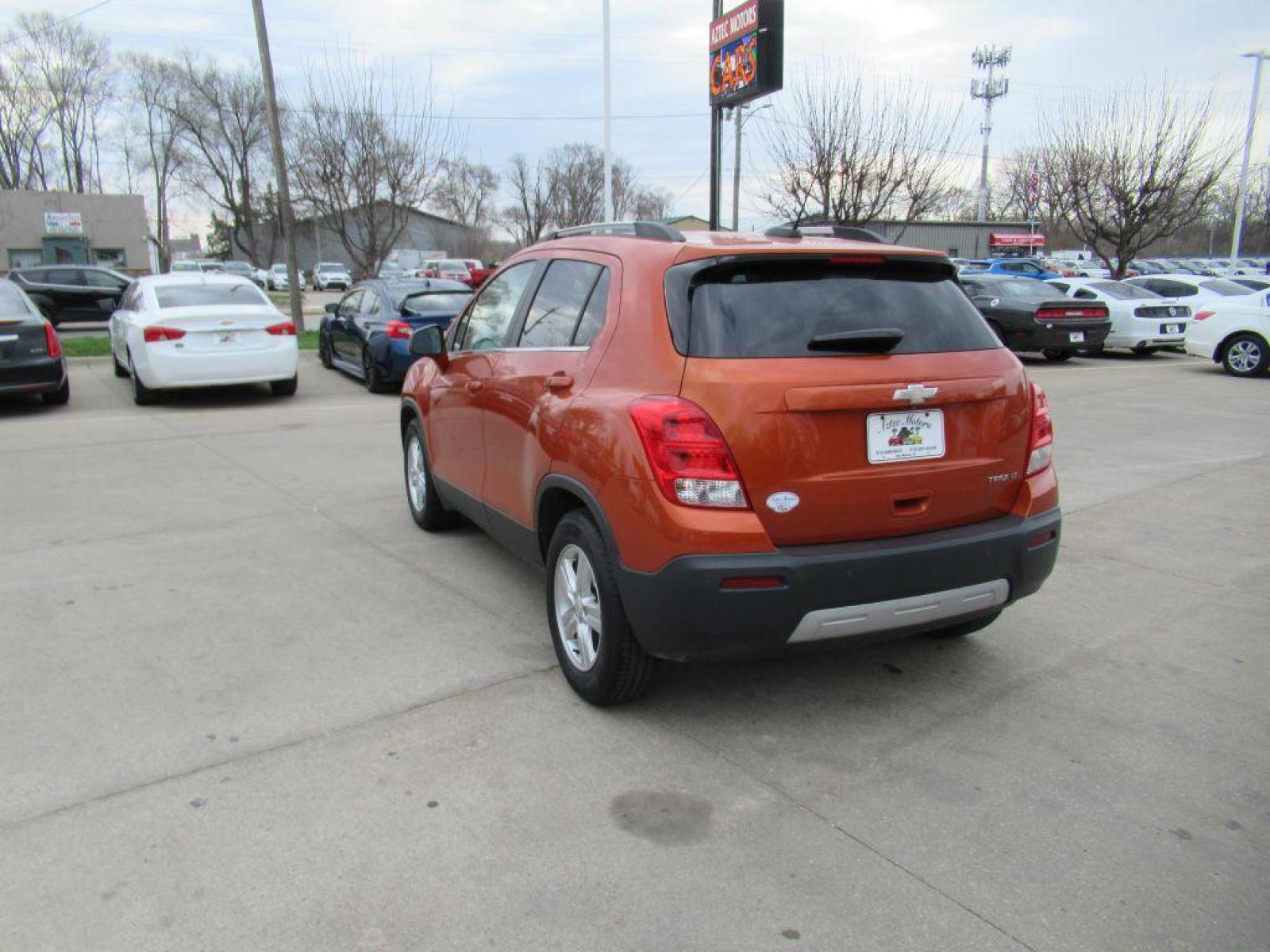 2015 ORANGE CHEVROLET TRAX 1LT (KL7CJLSB1FB) with an 1.4L engine, Automatic transmission, located at 908 SE 14th Street, Des Moines, IA, 50317, (515) 281-0330, 41.580303, -93.597046 - Photo #6