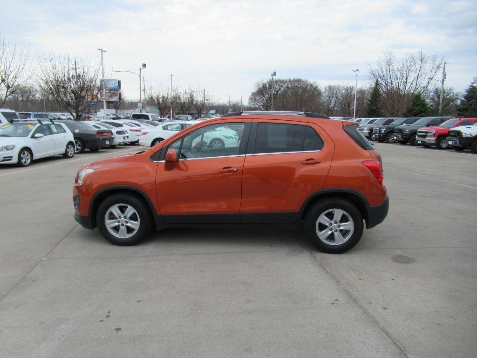 2015 ORANGE CHEVROLET TRAX 1LT (KL7CJLSB1FB) with an 1.4L engine, Automatic transmission, located at 908 SE 14th Street, Des Moines, IA, 50317, (515) 281-0330, 41.580303, -93.597046 - Photo #7