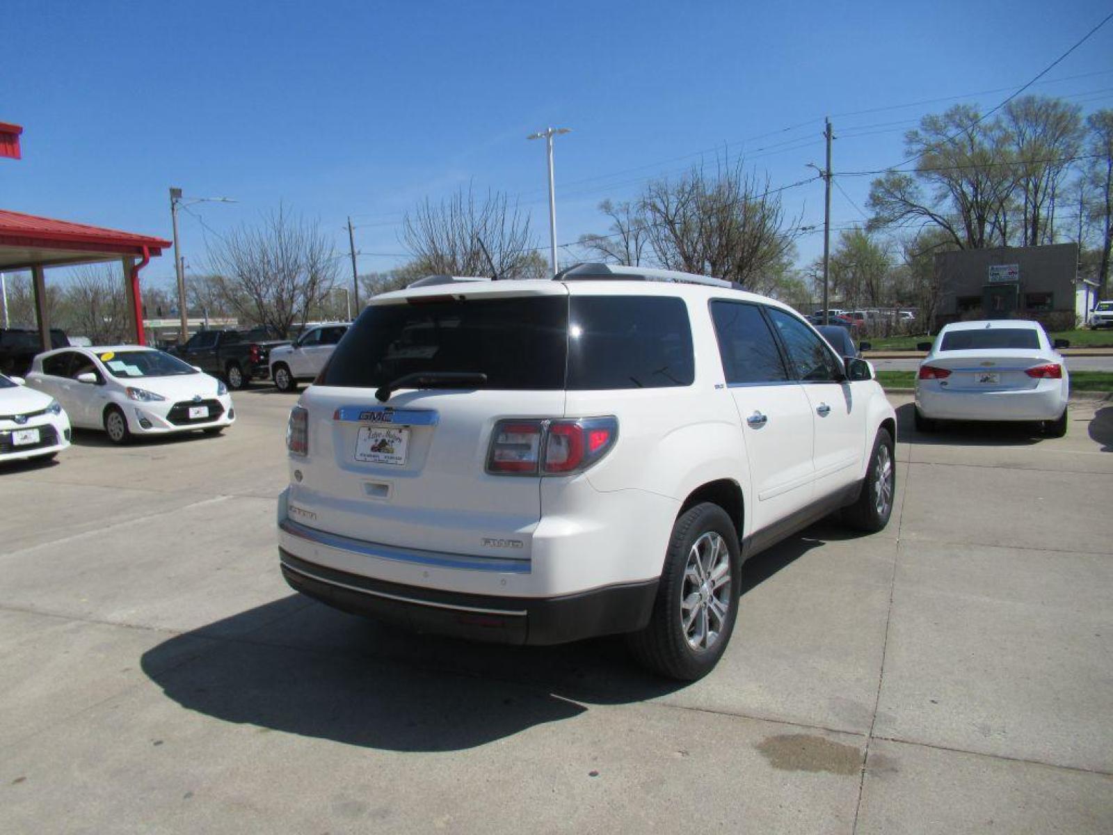 2014 WHITE GMC ACADIA SLT-1 (1GKKVRKD9EJ) with an 3.6L engine, Automatic transmission, located at 908 SE 14th Street, Des Moines, IA, 50317, (515) 281-0330, 41.580303, -93.597046 - Photo #4