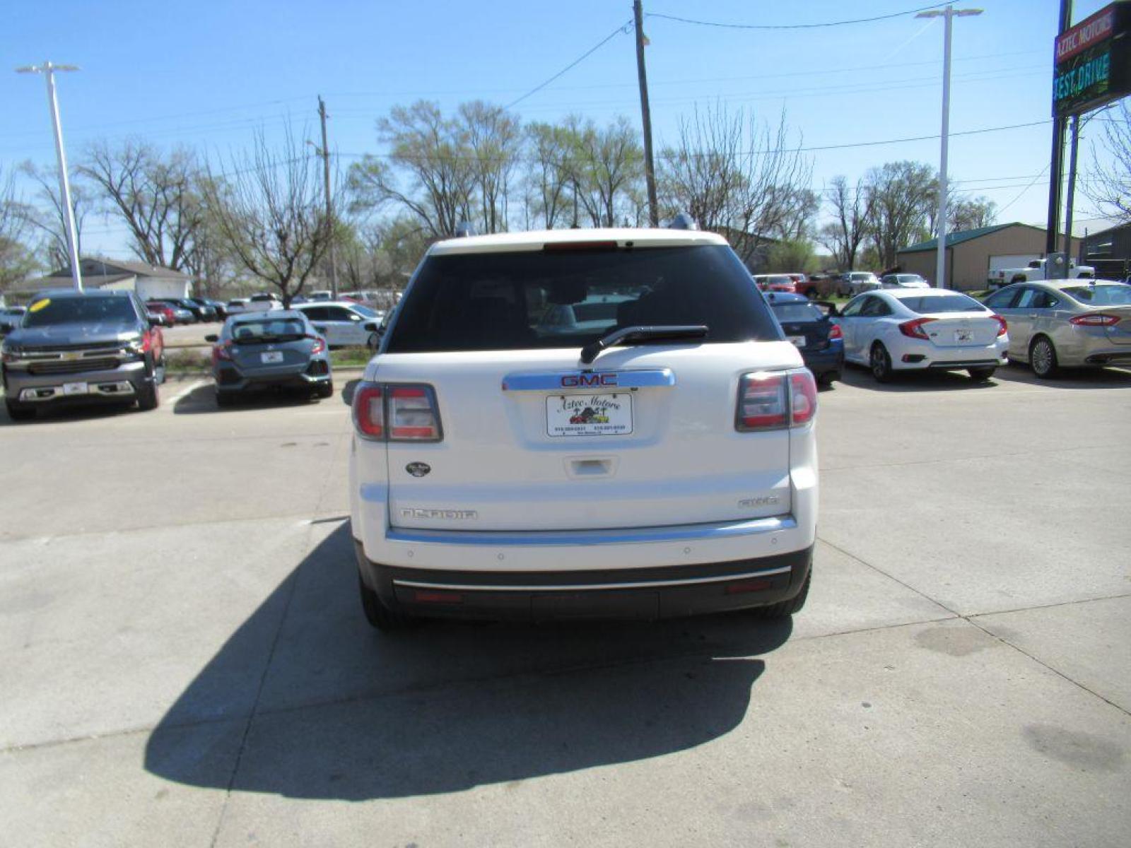 2014 WHITE GMC ACADIA SLT-1 (1GKKVRKD9EJ) with an 3.6L engine, Automatic transmission, located at 908 SE 14th Street, Des Moines, IA, 50317, (515) 281-0330, 41.580303, -93.597046 - Photo #5