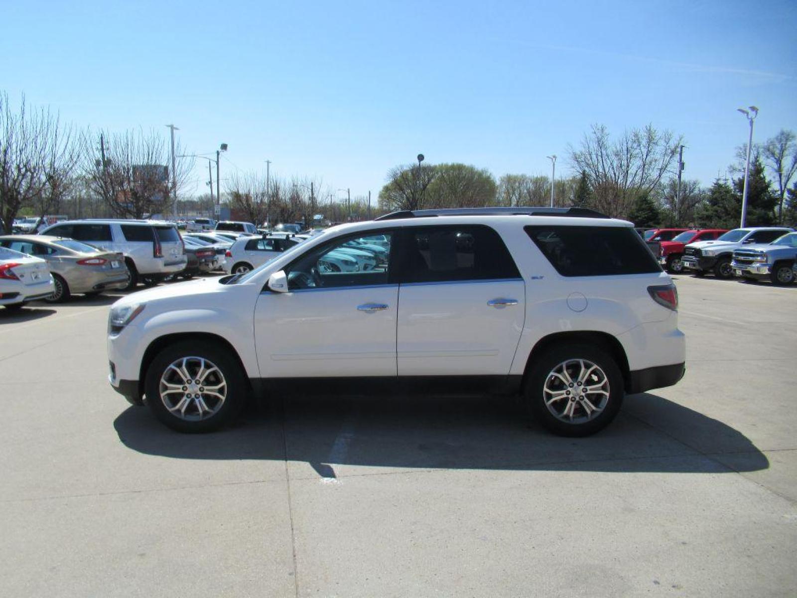 2014 WHITE GMC ACADIA SLT-1 (1GKKVRKD9EJ) with an 3.6L engine, Automatic transmission, located at 908 SE 14th Street, Des Moines, IA, 50317, (515) 281-0330, 41.580303, -93.597046 - Photo #7