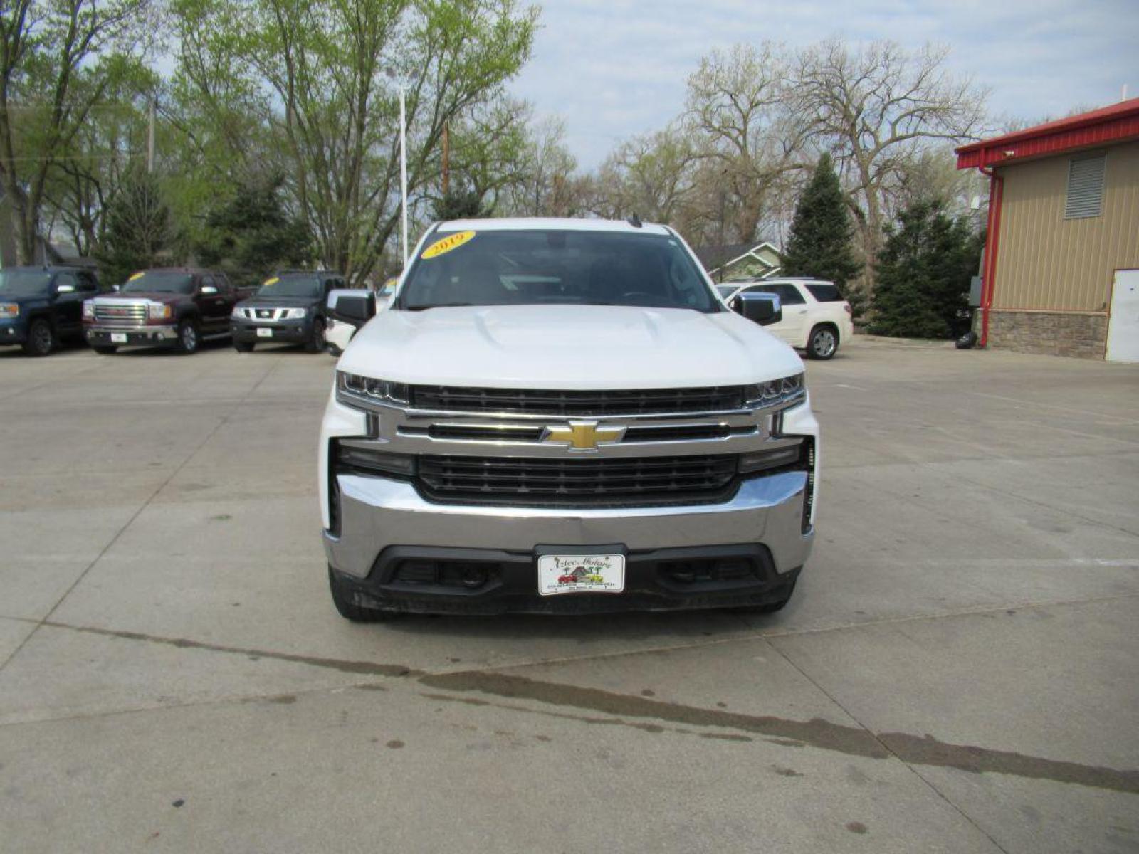 2019 WHITE CHEVROLET SILVERADO 1500 CREW CAB LT Z71 (1GCUYDED9KZ) with an 5.3L engine, Automatic transmission, located at 908 SE 14th Street, Des Moines, IA, 50317, (515) 281-0330, 41.580303, -93.597046 - Photo #1