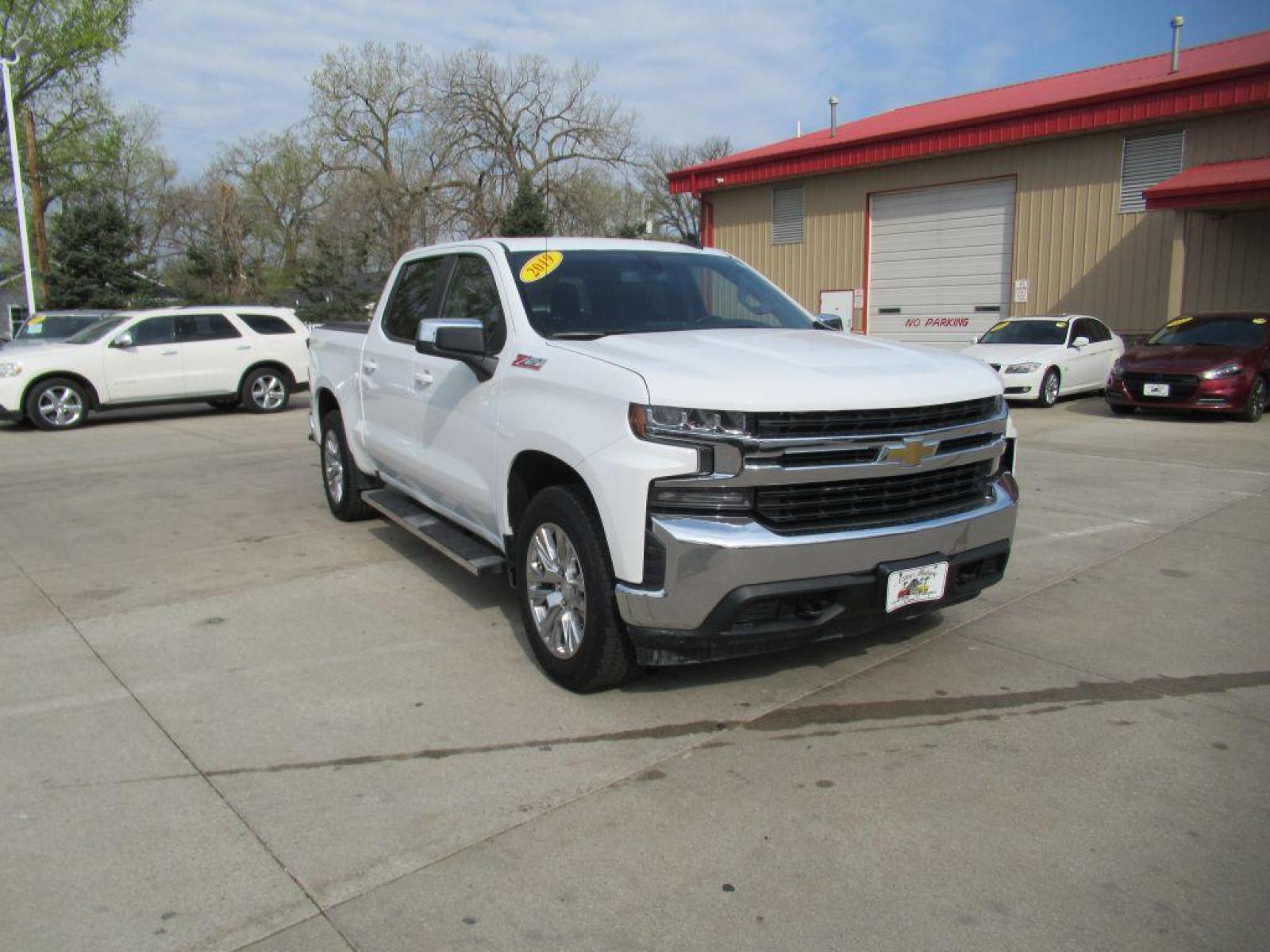 2019 WHITE CHEVROLET SILVERADO 1500 CREW CAB LT Z71 (1GCUYDED9KZ) with an 5.3L engine, Automatic transmission, located at 908 SE 14th Street, Des Moines, IA, 50317, (515) 281-0330, 41.580303, -93.597046 - Photo #2