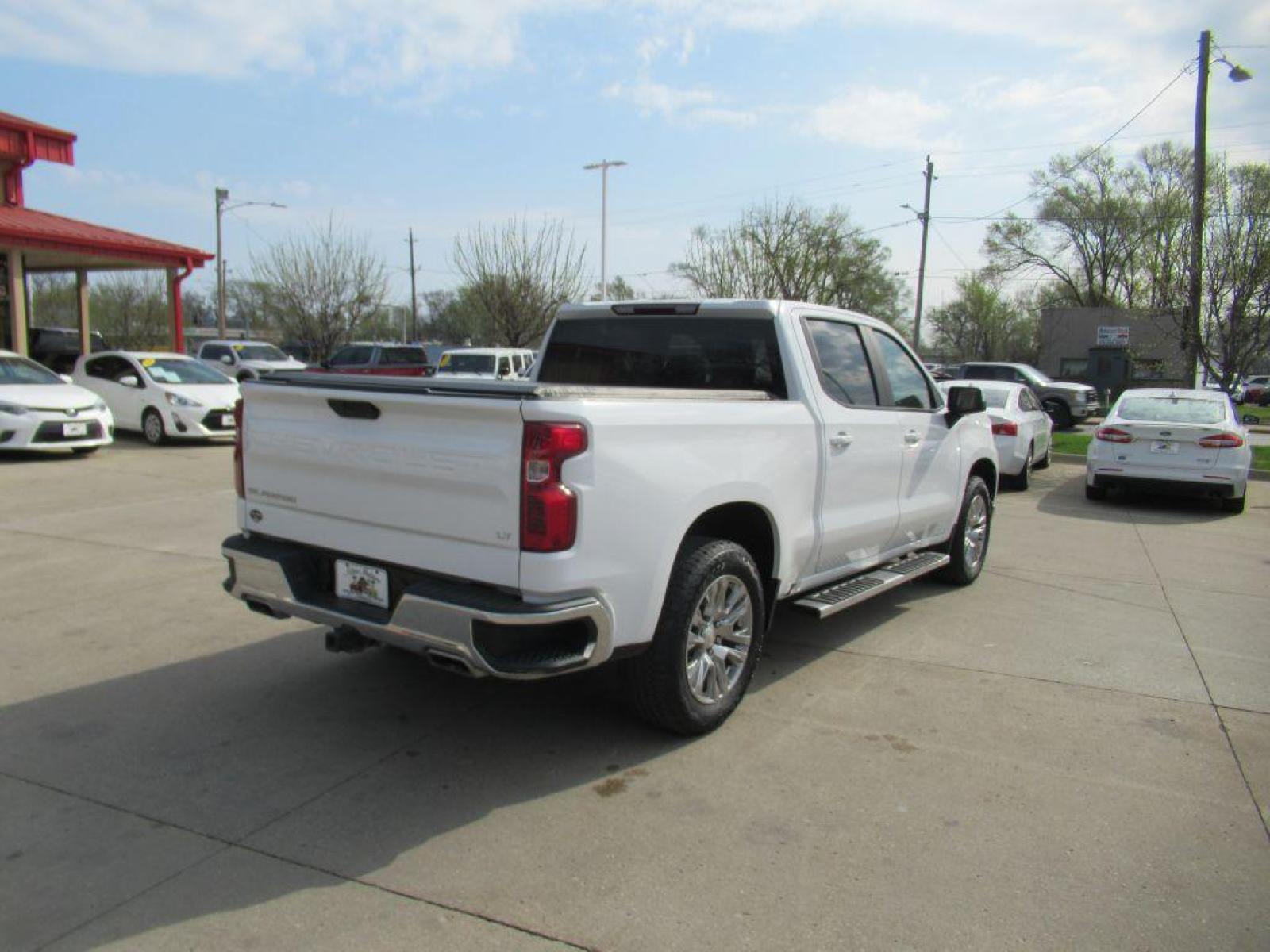 2019 WHITE CHEVROLET SILVERADO 1500 CREW CAB LT Z71 (1GCUYDED9KZ) with an 5.3L engine, Automatic transmission, located at 908 SE 14th Street, Des Moines, IA, 50317, (515) 281-0330, 41.580303, -93.597046 - Photo #4