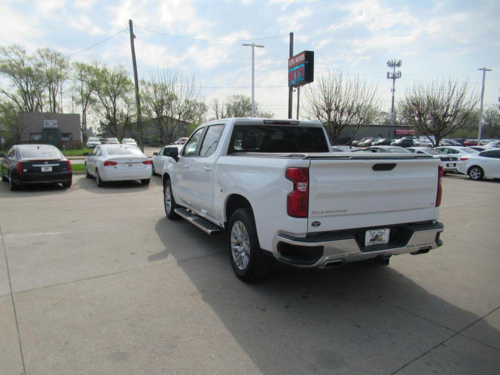 2019 WHITE CHEVROLET SILVERADO 1500 CREW CAB LT Z71 (1GCUYDED9KZ) with an 5.3L engine, Automatic transmission, located at 908 SE 14th Street, Des Moines, IA, 50317, (515) 281-0330, 41.580303, -93.597046 - Photo #6