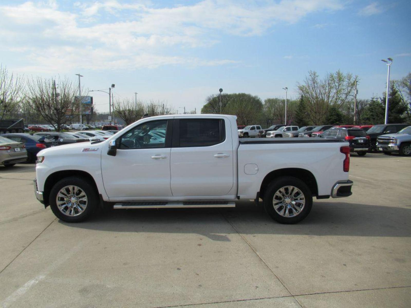 2019 WHITE CHEVROLET SILVERADO 1500 CREW CAB LT Z71 (1GCUYDED9KZ) with an 5.3L engine, Automatic transmission, located at 908 SE 14th Street, Des Moines, IA, 50317, (515) 281-0330, 41.580303, -93.597046 - Photo #7