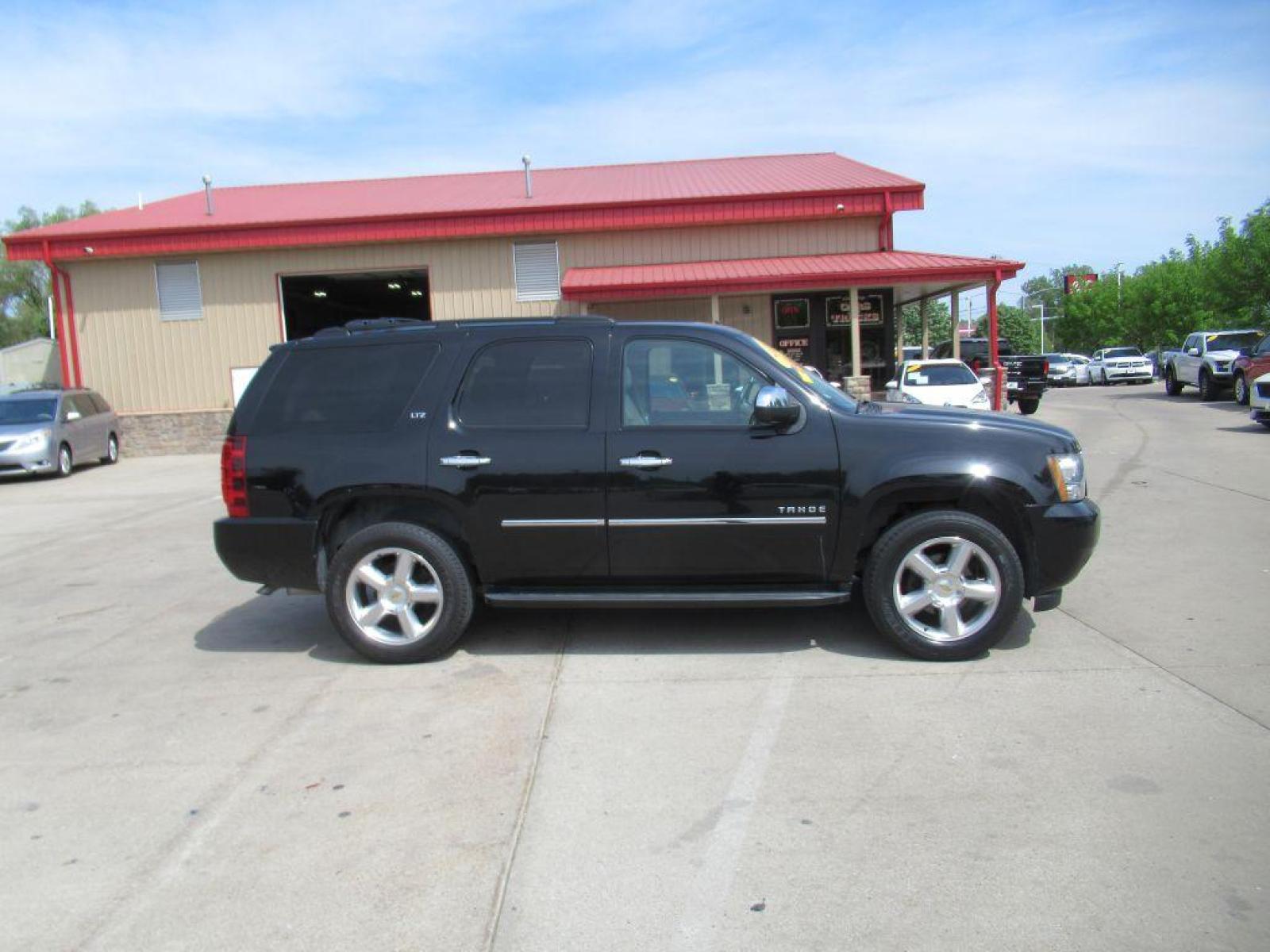 2013 BLACK CHEVROLET TAHOE 1500 LTZ (1GNSKCE04DR) with an 5.3L engine, Automatic transmission, located at 908 SE 14th Street, Des Moines, IA, 50317, (515) 281-0330, 41.580303, -93.597046 - Photo #3