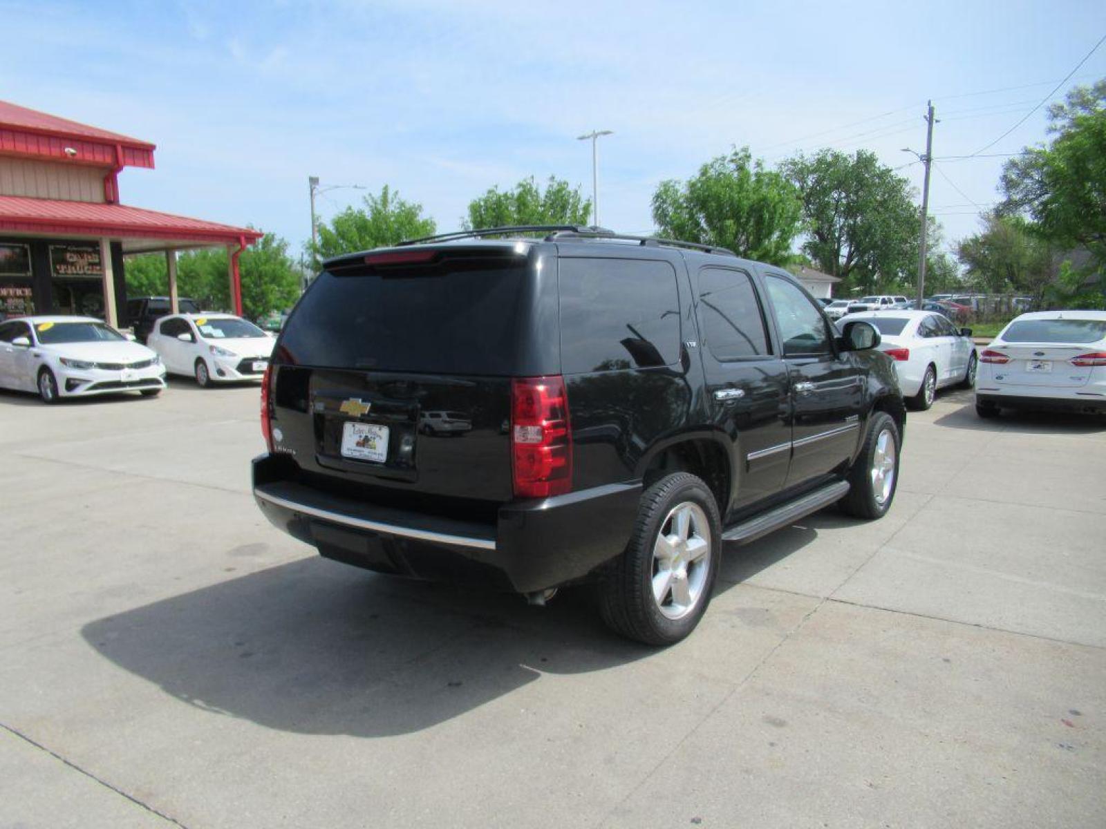2013 BLACK CHEVROLET TAHOE 1500 LTZ (1GNSKCE04DR) with an 5.3L engine, Automatic transmission, located at 908 SE 14th Street, Des Moines, IA, 50317, (515) 281-0330, 41.580303, -93.597046 - Photo #4