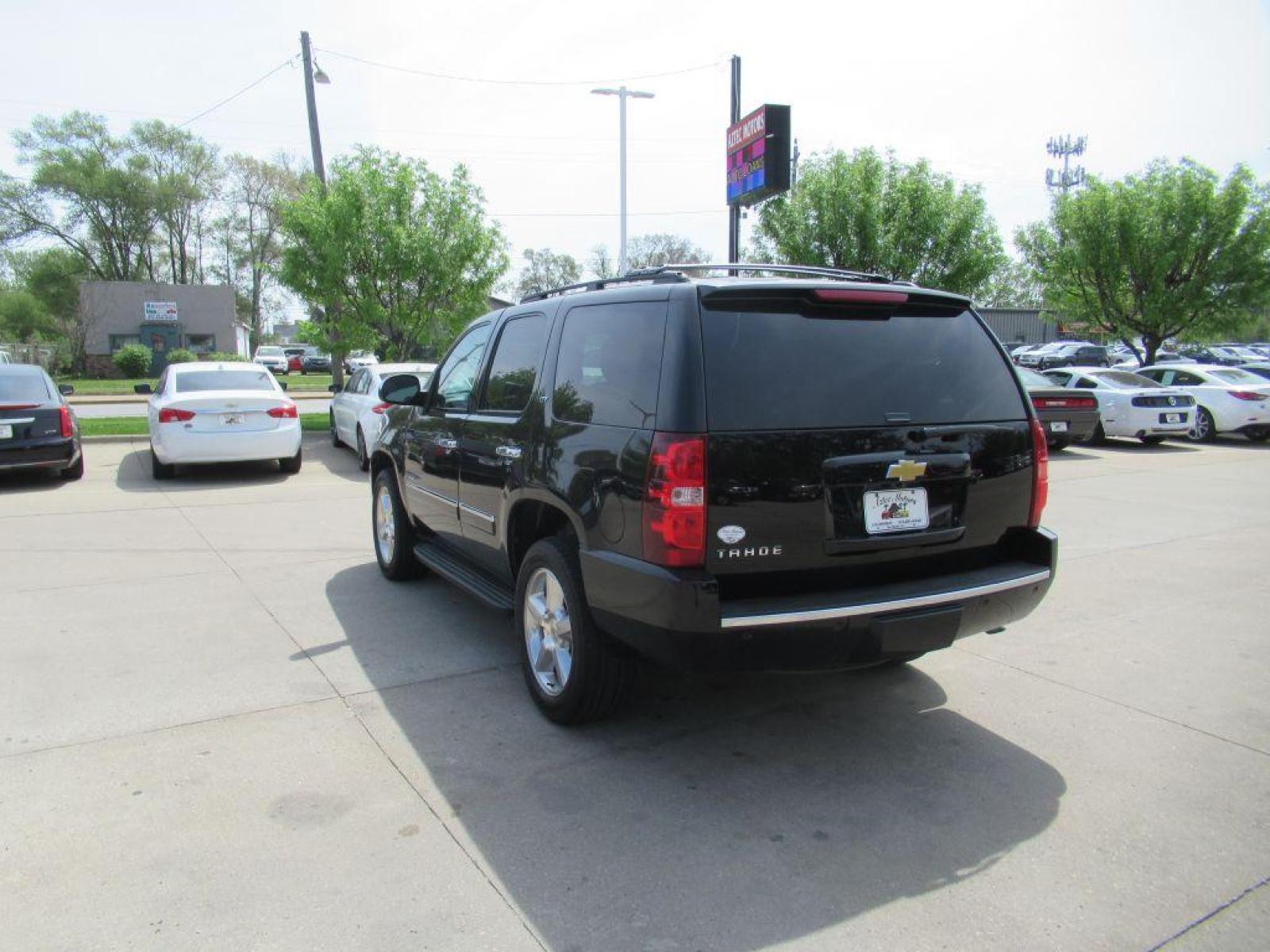 2013 BLACK CHEVROLET TAHOE 1500 LTZ (1GNSKCE04DR) with an 5.3L engine, Automatic transmission, located at 908 SE 14th Street, Des Moines, IA, 50317, (515) 281-0330, 41.580303, -93.597046 - Photo #6