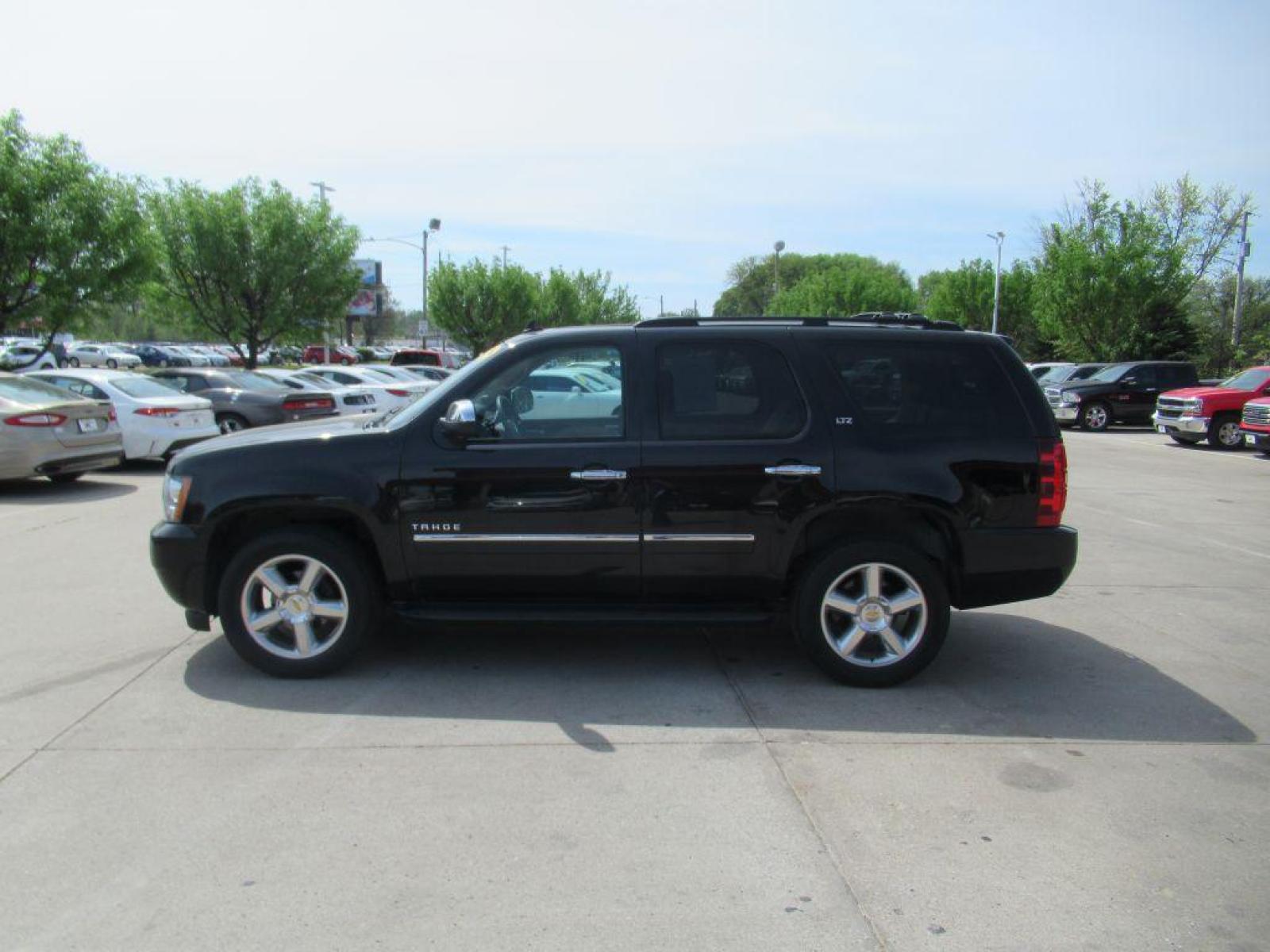 2013 BLACK CHEVROLET TAHOE 1500 LTZ (1GNSKCE04DR) with an 5.3L engine, Automatic transmission, located at 908 SE 14th Street, Des Moines, IA, 50317, (515) 281-0330, 41.580303, -93.597046 - Photo #7