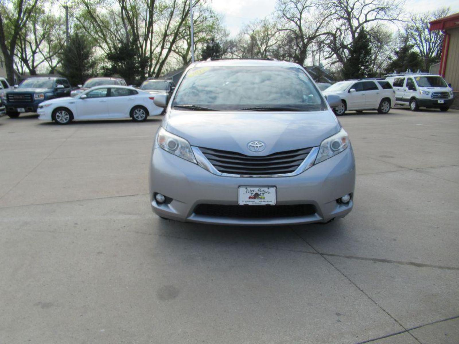 2012 SILVER TOYOTA SIENNA XLE (5TDYK3DC3CS) with an 3.5L engine, Automatic transmission, located at 908 SE 14th Street, Des Moines, IA, 50317, (515) 281-0330, 41.580303, -93.597046 - Photo #1