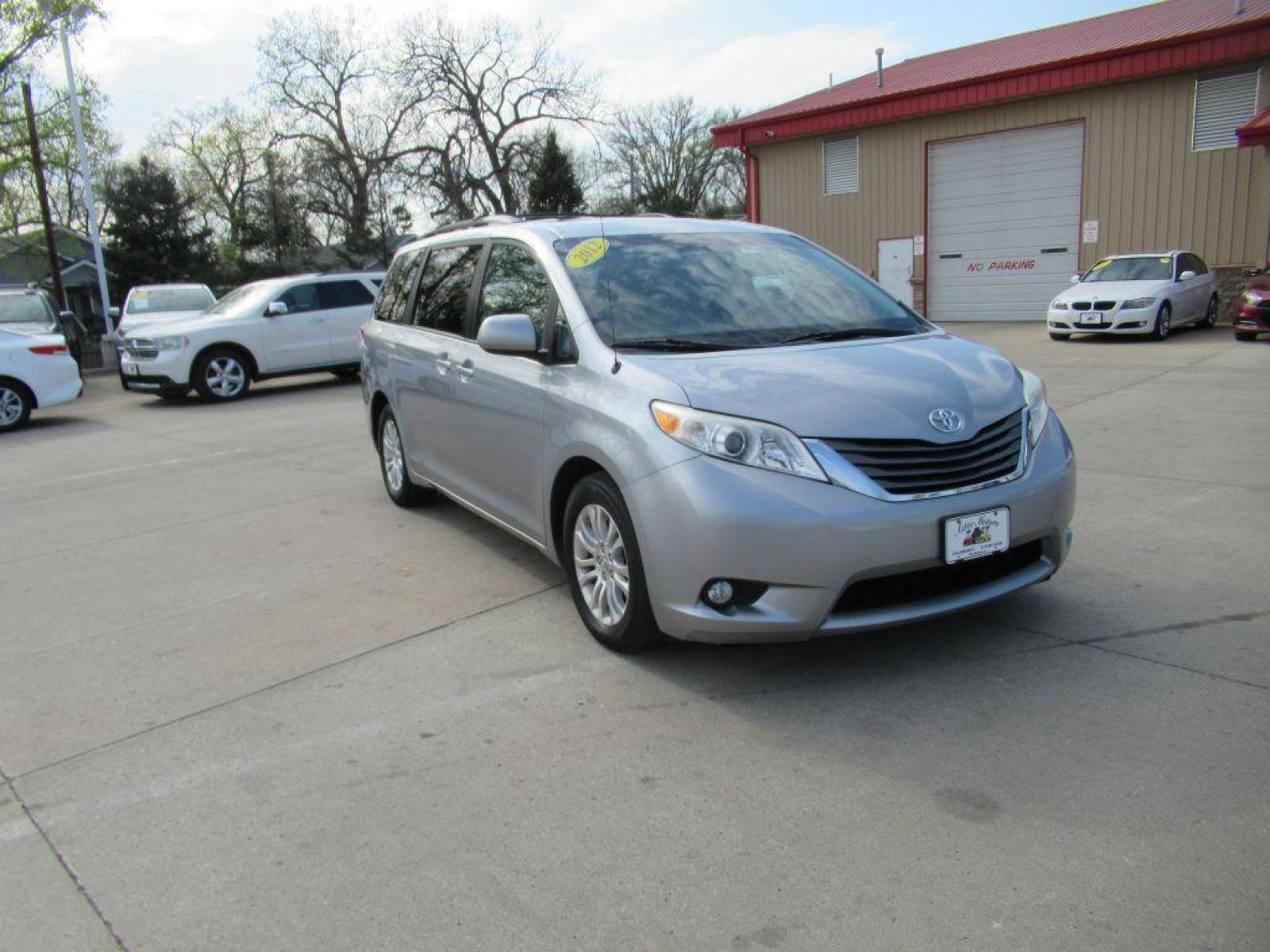 2012 SILVER TOYOTA SIENNA XLE (5TDYK3DC3CS) with an 3.5L engine, Automatic transmission, located at 908 SE 14th Street, Des Moines, IA, 50317, (515) 281-0330, 41.580303, -93.597046 - Photo #2
