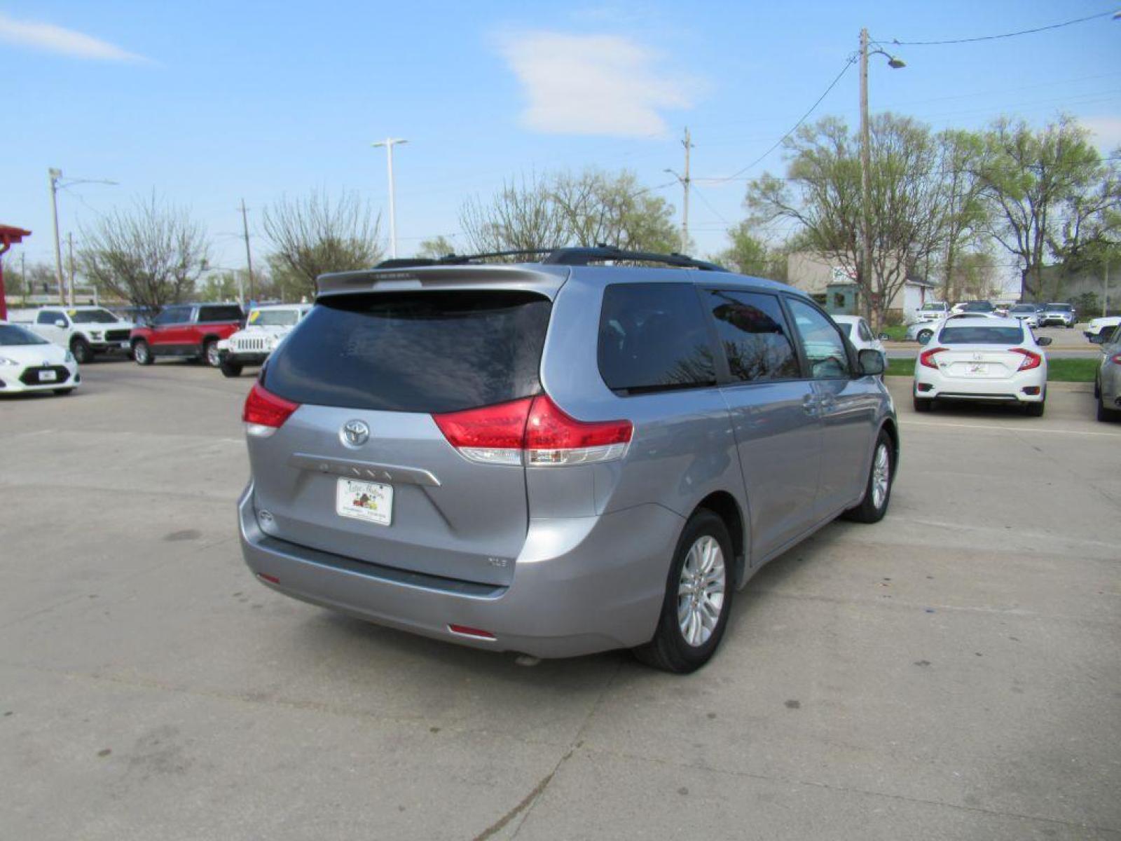 2012 SILVER TOYOTA SIENNA XLE (5TDYK3DC3CS) with an 3.5L engine, Automatic transmission, located at 908 SE 14th Street, Des Moines, IA, 50317, (515) 281-0330, 41.580303, -93.597046 - Photo #4