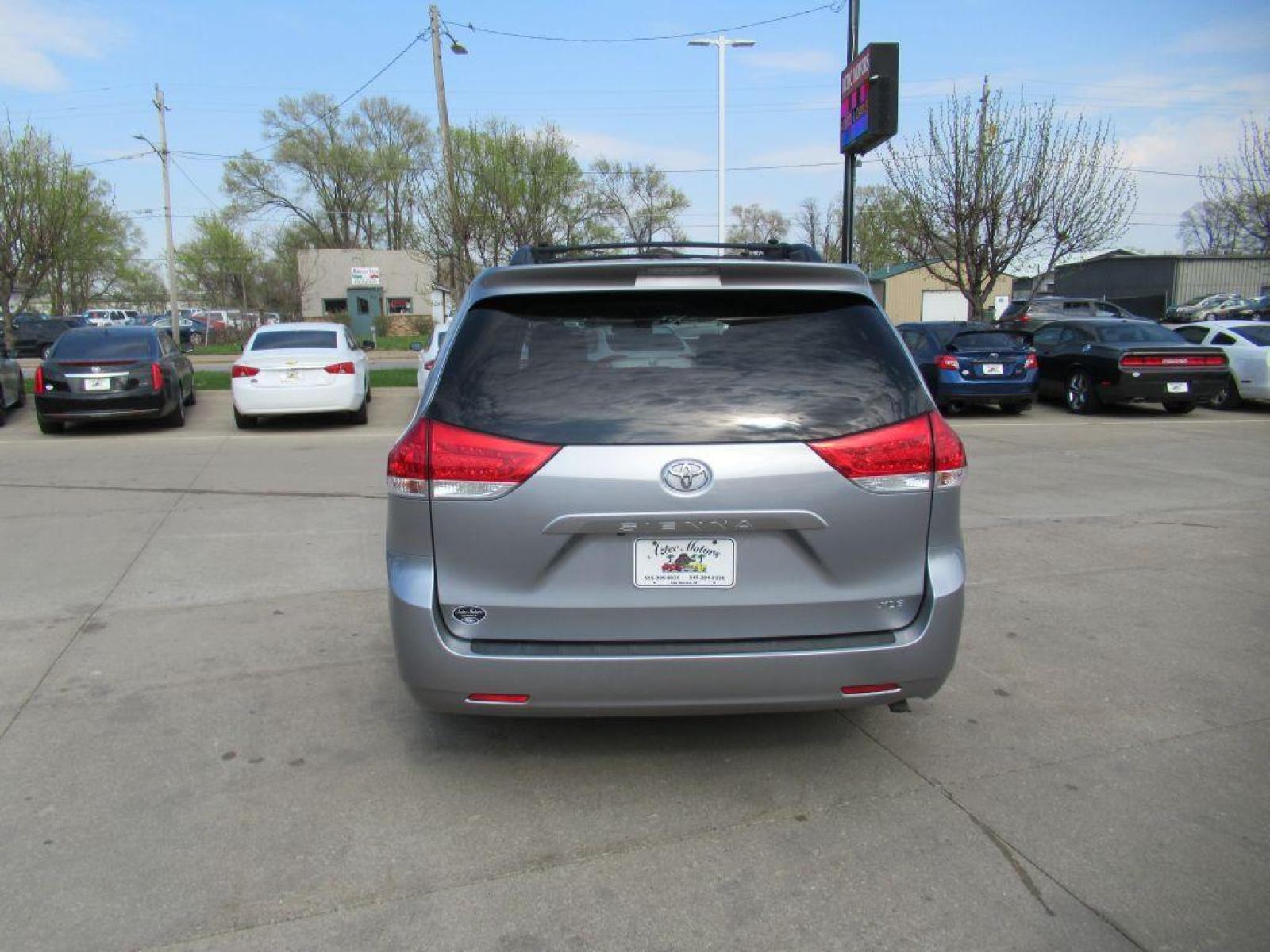 2012 SILVER TOYOTA SIENNA XLE (5TDYK3DC3CS) with an 3.5L engine, Automatic transmission, located at 908 SE 14th Street, Des Moines, IA, 50317, (515) 281-0330, 41.580303, -93.597046 - Photo #5