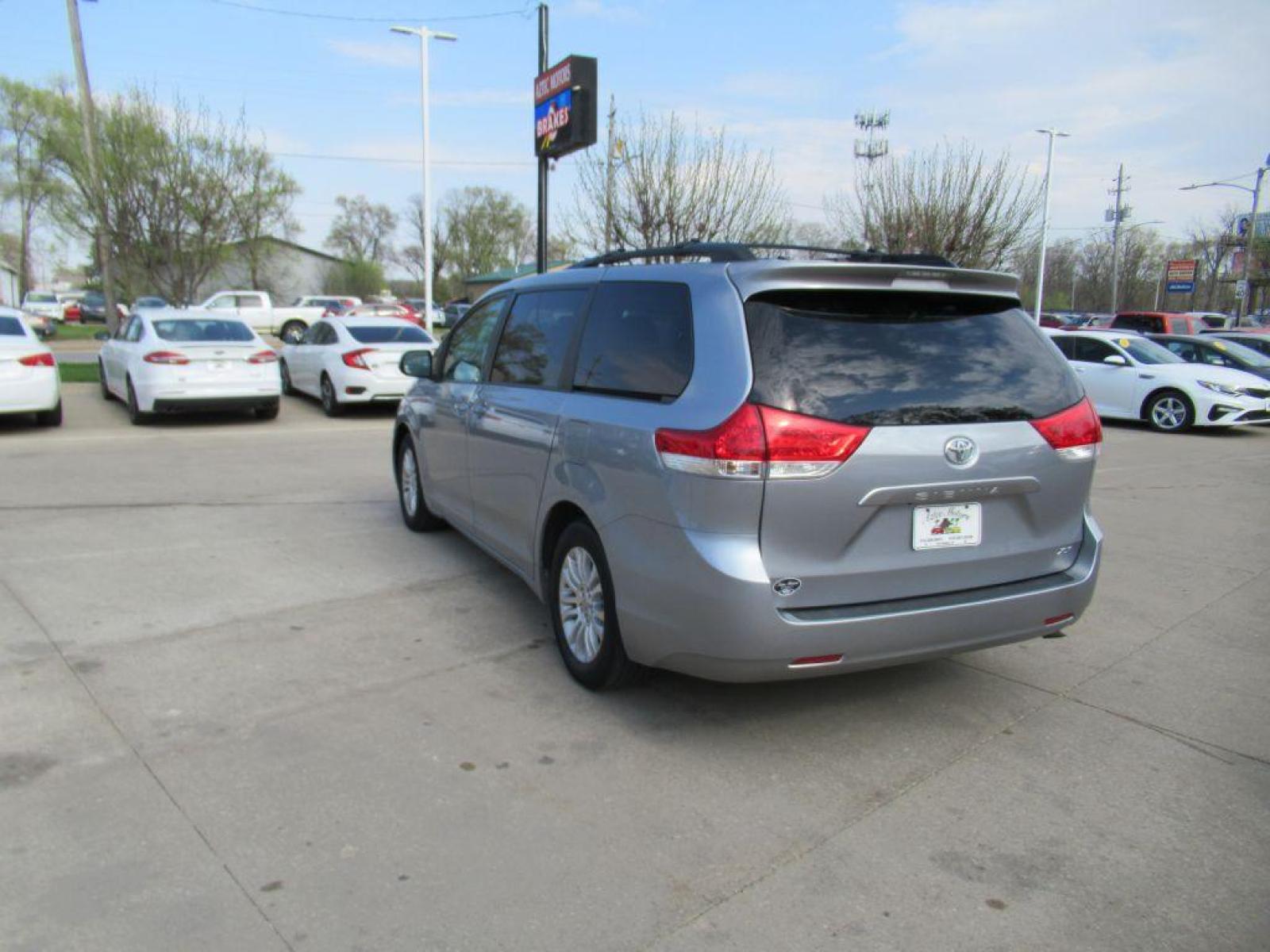 2012 SILVER TOYOTA SIENNA XLE (5TDYK3DC3CS) with an 3.5L engine, Automatic transmission, located at 908 SE 14th Street, Des Moines, IA, 50317, (515) 281-0330, 41.580303, -93.597046 - Photo #6