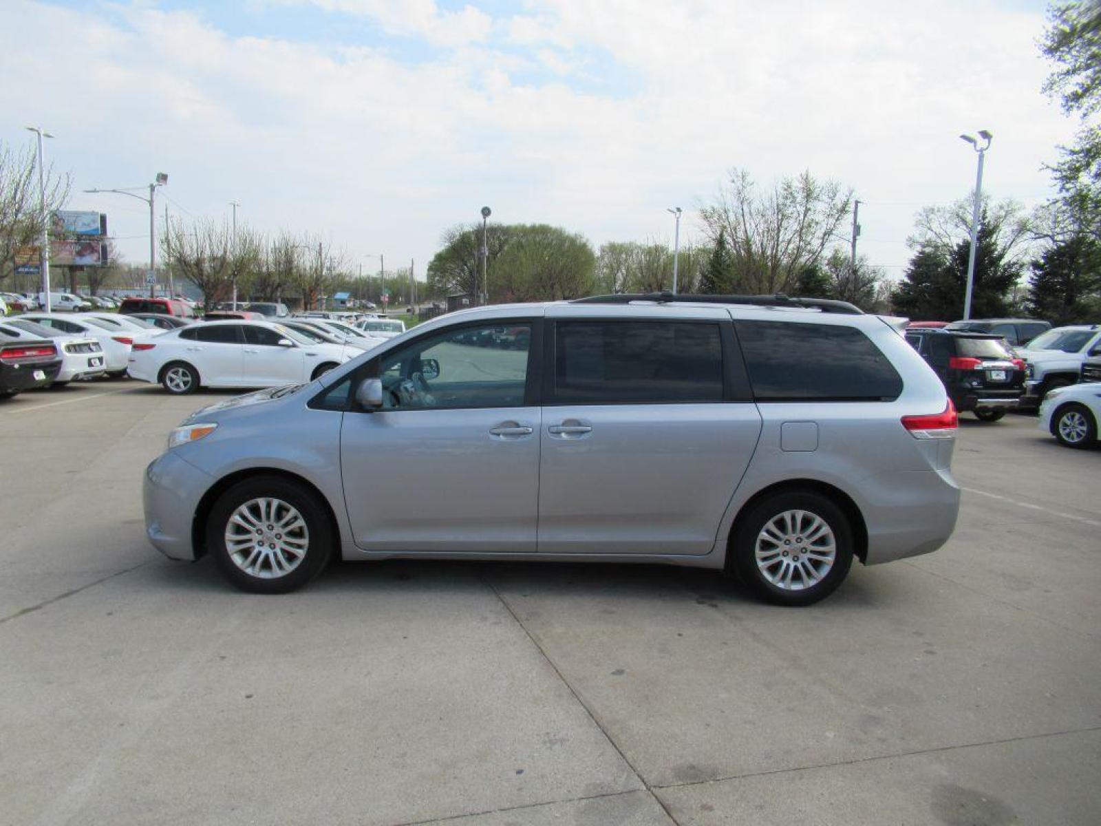 2012 SILVER TOYOTA SIENNA XLE (5TDYK3DC3CS) with an 3.5L engine, Automatic transmission, located at 908 SE 14th Street, Des Moines, IA, 50317, (515) 281-0330, 41.580303, -93.597046 - Photo #7