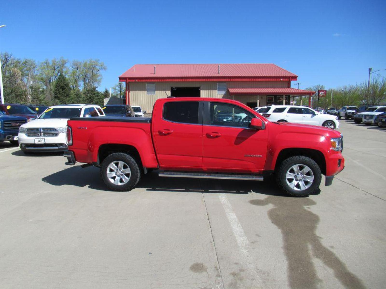 2016 RED GMC CANYON SLE (1GTG6CE37G1) with an 3.6L engine, Automatic transmission, located at 908 SE 14th Street, Des Moines, IA, 50317, (515) 281-0330, 41.580303, -93.597046 - Photo #3