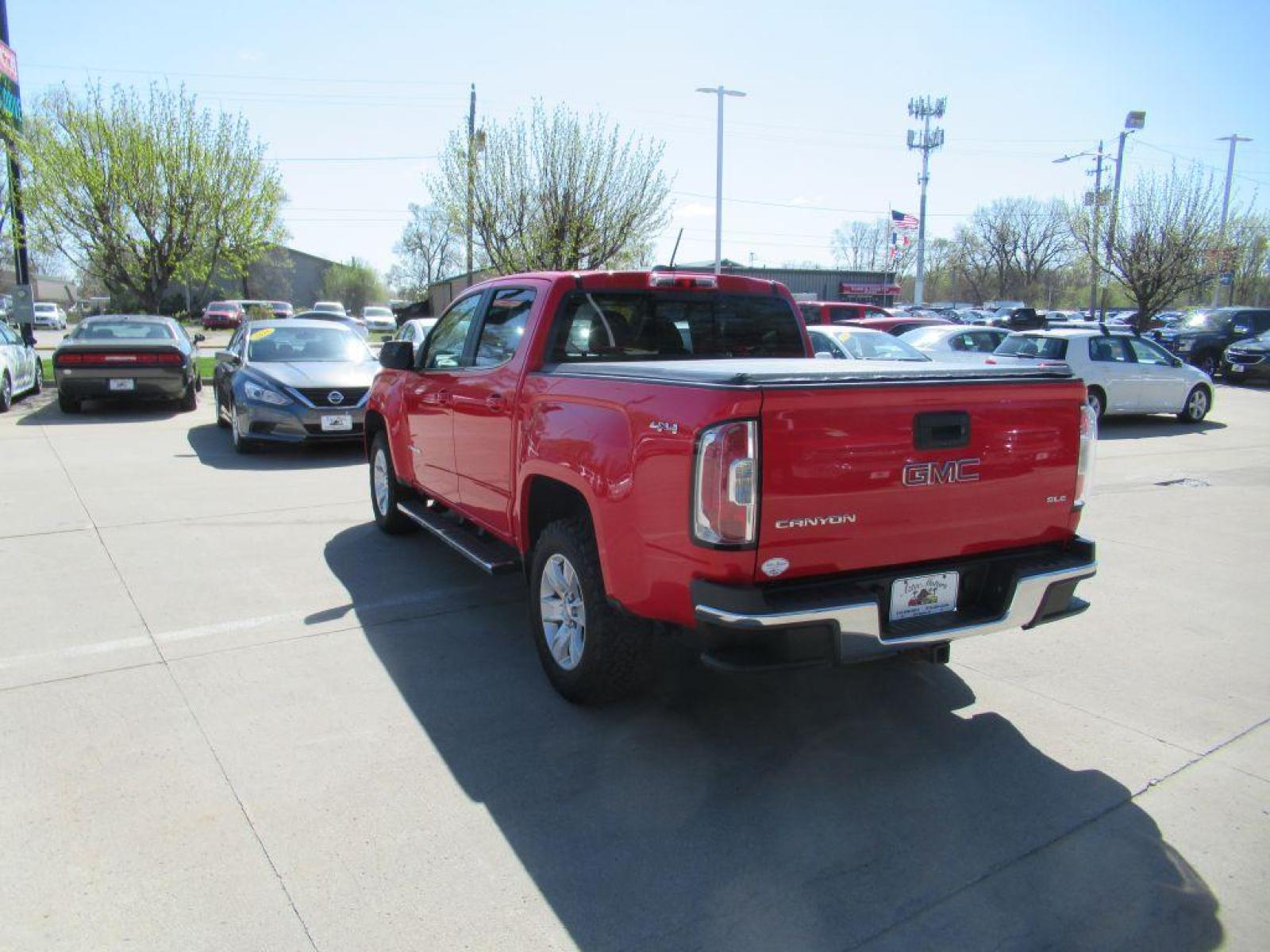 2016 RED GMC CANYON SLE (1GTG6CE37G1) with an 3.6L engine, Automatic transmission, located at 908 SE 14th Street, Des Moines, IA, 50317, (515) 281-0330, 41.580303, -93.597046 - Photo #6